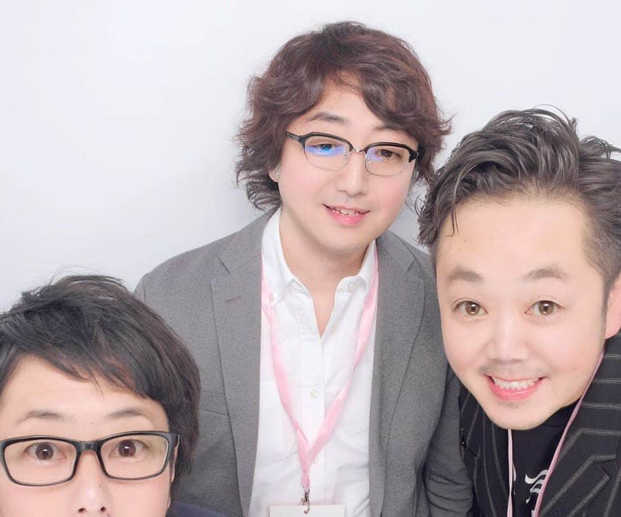 森川亮のインスタグラム：「Beautycon会場でフリューさん最新のプリクラ試しました。おじさん3人。」