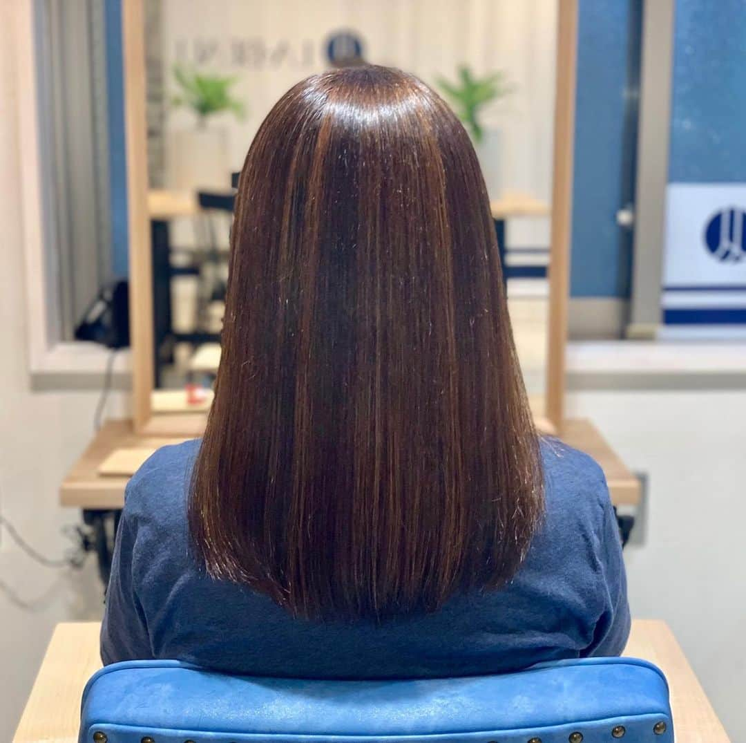 LABEAUさんのインスタグラム写真 - (LABEAUInstagram)「先回✂️御来店にラインカラーを入れて頂き😊 今回は根元のカラーリングと縮毛矯正をして頂きました😊😊 とてもくせっ毛さんとは思えない程つるつるピカピカになりました🤗🤗 縮毛矯正は痛むから嫌〜😱 っとお考えの方😓 是非ご相談ください🤗🤗 駒込店✂️藤田  インスタ tsk #美容室﻿ #駒込美容室﻿ #髪が綺麗﻿ #美髪﻿ #カラー #白髪染め #グレイカラー #痛まない矯正  #髪質改善 #痛まない縮毛矯正 #北区﻿ #トリートメントでつるつる #トリートメントでさらさら #Labeau駒込店﻿ #アロマインストラクター﻿ #北区美容室﻿ #駒込﻿ #西ヶ原﻿ #女性美容師﻿ #女性スタイリスト﻿ #アラフィフ美容師﻿ #猫好き美容師﻿ #ロングヘア #トリートメント #大人女子 #いいね返し #縮毛矯正」6月16日 19時23分 - labeau_beauty_group