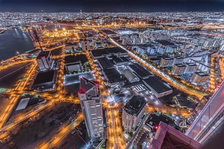 RIKUYAのインスタグラム：「ㅤ Osaka Prefectural Government Sakishima Building🌃 ㅤ 地上252m、360度ガラス張りの パノラマ展望台からは、湾岸エリア、大阪、神戸など 関西屈指の夜景を一望できます✨ 雰囲気も良く、とてもお薦めです🙆‍♂️ ㅤ ■施設情報 営業時間　22:00まで（最終入場は21:30まで） 休館日　月曜日(月曜日が祝日の場合は翌日振替) 利用料　700円 ㅤ」
