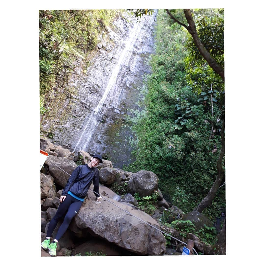 大山未希さんのインスタグラム写真 - (大山未希Instagram)「🗻 やっとこさおうちに帰ってきまして、 もうわたしの素敵なドレス姿は お腹いっぱいだと思うので(笑)、旅の話を❇ 結婚式の次の日朝から小錦邸の近くの #mailipillbox へ！！ そしてその次の日早朝から #diamondhead #kokohead のはしご。 なにがしたいんだろ。花嫁疲れてるのに😂😂 ココヘッドは私は上まで登る気なくて 途中でみんなを待ってようと思ったけど なんかそんな自分が許せなくて(笑) 結局上までいきました👍👍 こないとおもってたからみんなびっくりしてた😂 そして最終日の前日も #manoafall 滝を見に！！ どんだけ山登るんですか💦💦(笑) でも楽しかったぁ‼‼‼ #7枚目シュール ↓」6月16日 19時25分 - miki_oyama1003