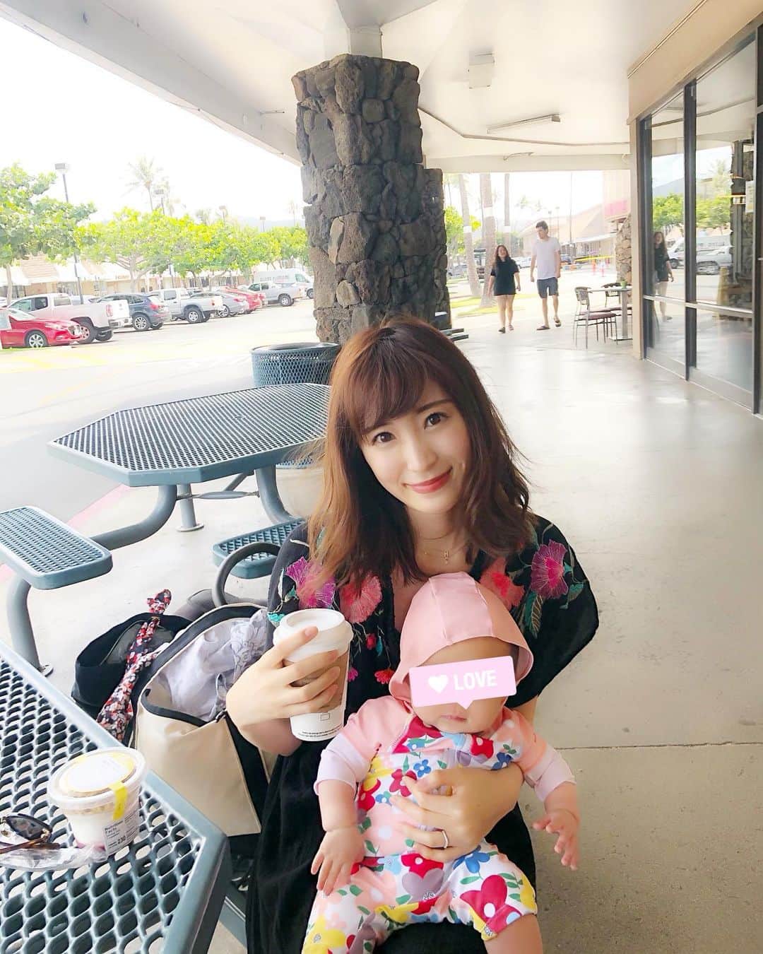 小林真由のインスタグラム：「⋆﻿ ⋆﻿ hawaii picもう少しお付き合いください🙇‍♂️🌺﻿ ﻿ 少しだけビーチにも行きました。﻿ 格好だけはいっちょまえに👙﻿ 子供のことになると紫外線対策に必死🏄‍♀﻿ ﻿ 帰りに食べよう〜と思って﻿ この時マラサダを食べなかったことを﻿ 後悔してる🥺﻿🍩 ﻿ #hawaii #Honolulu #waikiki #travel #sea #beach #asos #ハワイ #ホノルル #ビーチ #海 #夏 #水着 #ハワイ旅行  #ハワイ旅 #旅行 #家族旅行 #子連れ旅行 #3世代 #3世代旅行﻿ #ワンピース #エイソス #髪がばさばさ🤦🏼‍♀️」