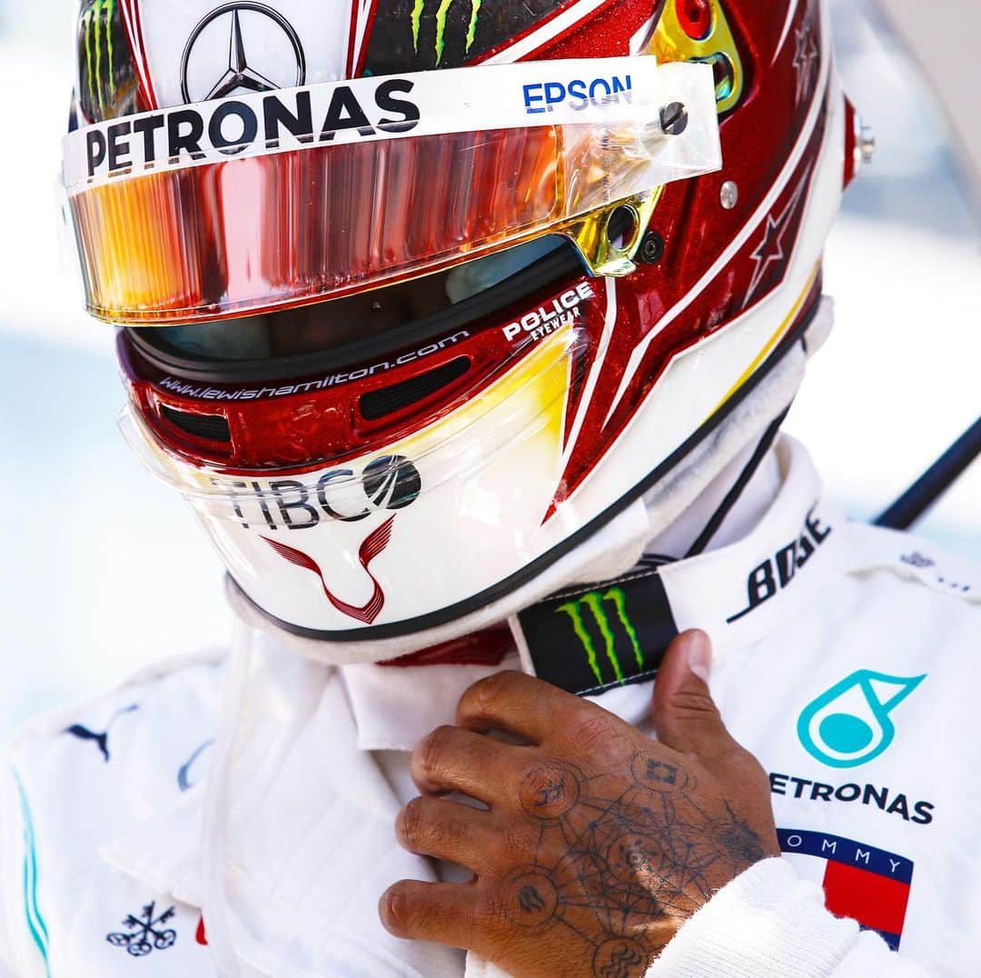 MERCEDES AMG PETRONASさんのインスタグラム写真 - (MERCEDES AMG PETRONASInstagram)「Suiting up in your Sunday best 👌🔥 • #MercedesAMGF1 #Mercedes #F1 #LH44 #Sunday #SuitUp #PETRONASmotorsports」6月16日 19時27分 - mercedesamgf1