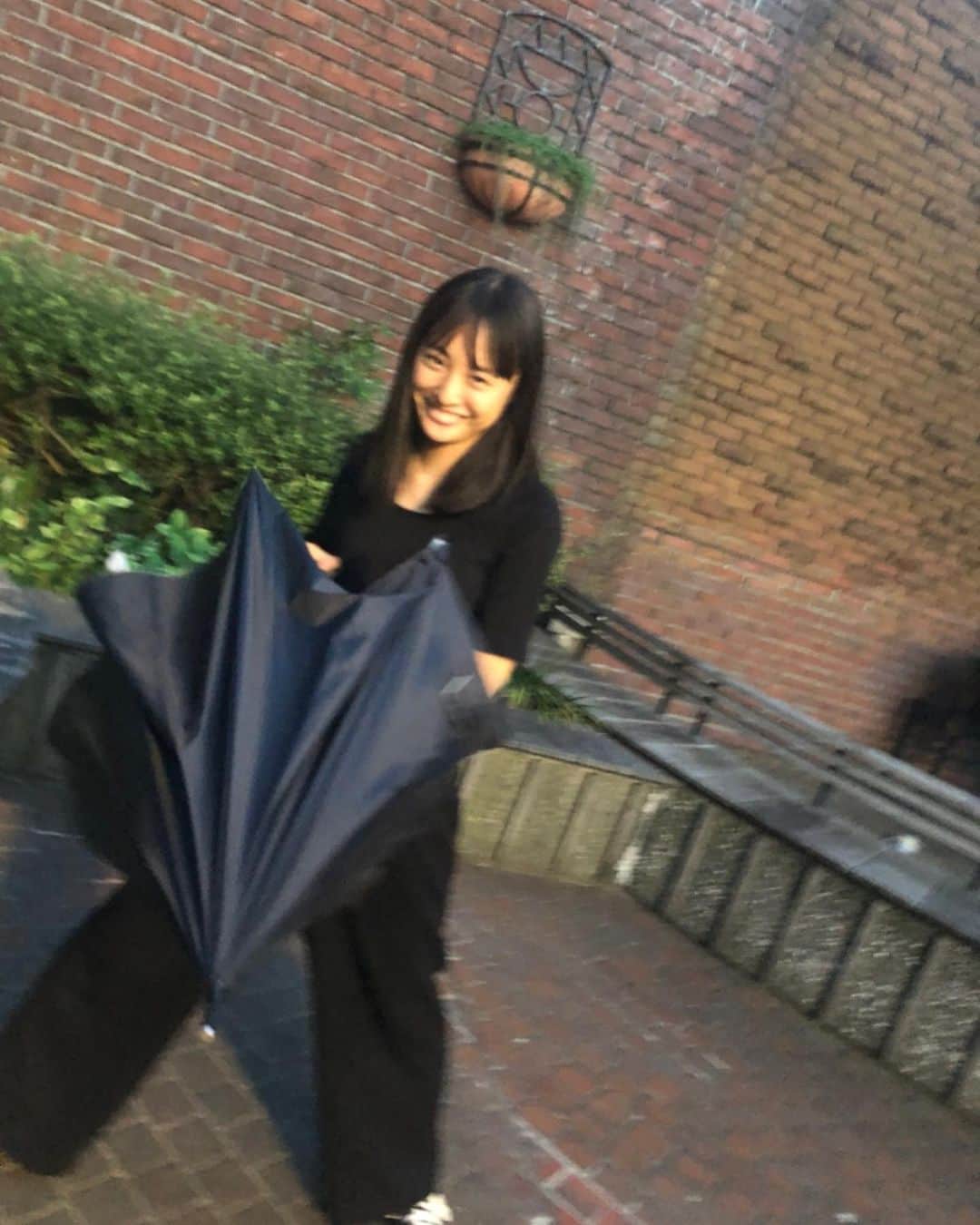 大友花恋さんのインスタグラム写真 - (大友花恋Instagram)「傘、ばさばさっ！ #今夜はあなたの番です」6月16日 19時37分 - karen_otomo