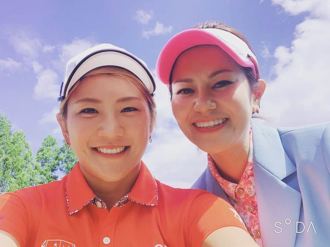 成田美寿々さんのインスタグラム写真 - (成田美寿々Instagram)「藍さんの冠トーナメント、 宮里藍サントリーレディスが終わりました。 めちゃくちゃ良くなってる！ けどパター入んない！笑笑 ショットは去年のいい時ぶりくらいにピンに飛んでました。 けど縦の距離が…って感じだったので かーなーり。次の試合が楽しみになってきた。気がする。いいところ見つけないとやってられない。笑笑 ディフェンディングチャンピオンは表彰式にブレザーを渡す役をやるのですが、 そのおかげで藍さんとお話できて役得。 とりあえず傷ついた心が癒されました… 頑張ろうって思わせてくれる神さま😚 バーディー取れなくてバーディー欠乏症になりそう、いや、なってるけど まだまだ！！！やったる！！！😤😤 #宮里藍サントリーレディスオープン2019  #宮里藍 さま #大好きです #藍さんと並ぶとまじ顔でかい笑 片っぽ二重になってる。疲れてるか風邪ひいてる証拠w」6月16日 19時34分 - misuzunarita