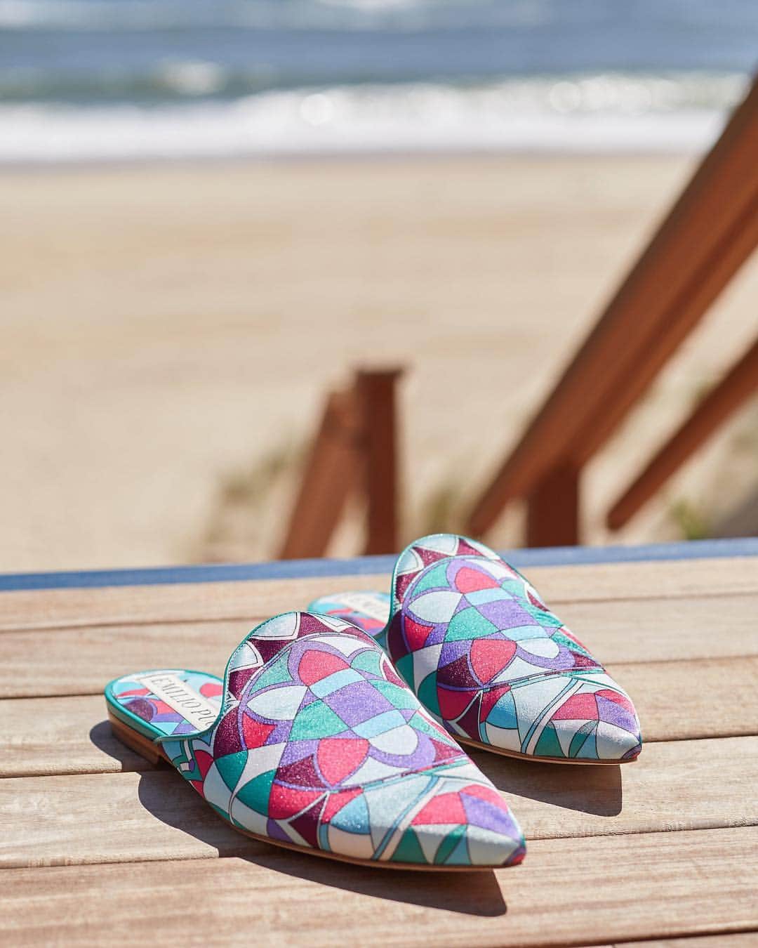 のインスタグラム：「Add a pop of color to your vacation wardrobe with these @EmilioPucci satin slippers! 💘 #THEOUTNET  Shop all your favorite #EmilioPucci looks, just visit #linkinbio 👆」