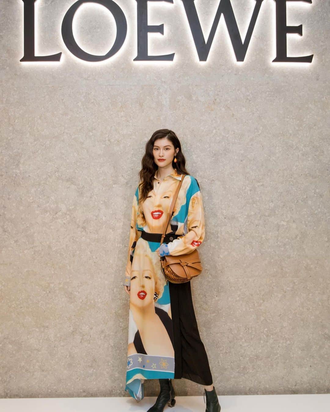 スイ・ヒーのインスタグラム：「Opening ceremony of @Loewe Chengdu. 💛」