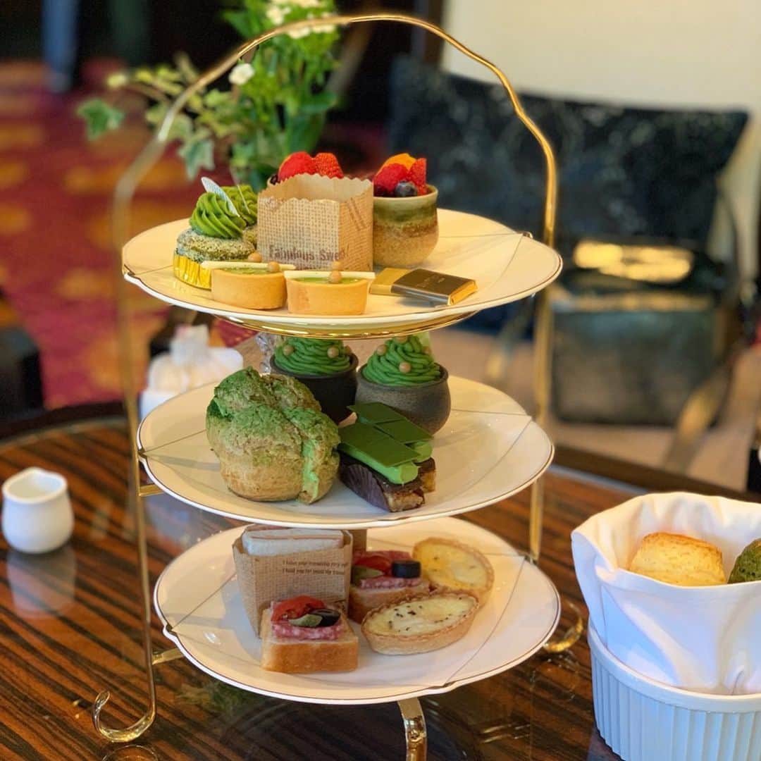MEGのインスタグラム：「今は東京で仕事をしているロンドンの友達と、抹茶アフタヌーンティー。抹茶の使用量に日本を感じた。#greentea #afternoontea」