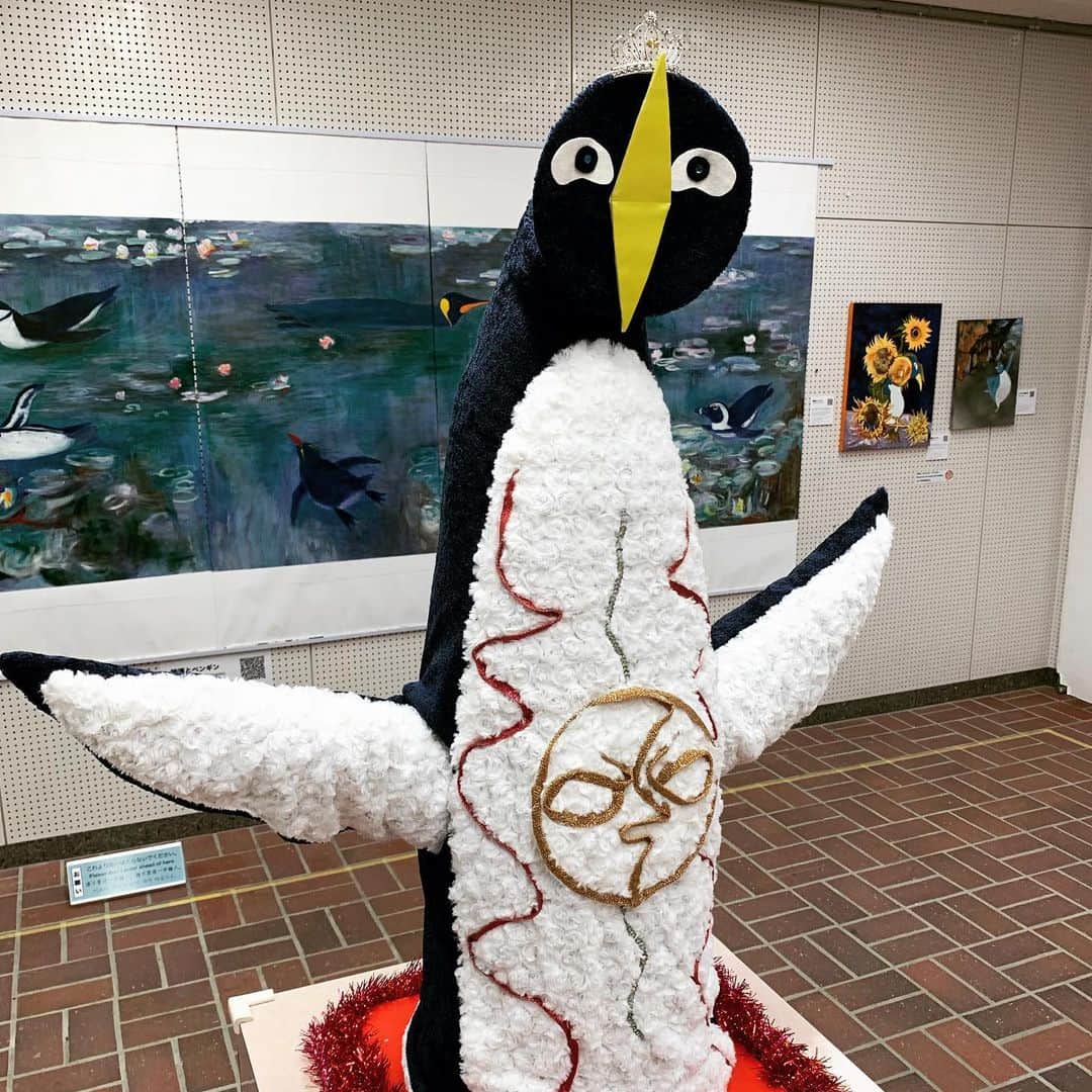 佐藤綾子さんのインスタグラム写真 - (佐藤綾子Instagram)「🐧ART🐧﻿ ﻿ ﻿ きょうの取材は #長崎ペンギン水族館 へ🐟﻿ #松島佳世 さんの #ペンギン美術館 ！！﻿ 世界の名画にペンギンが入り込んだアート作品が並びます！﻿ このにくめないペンギンがそこかしこにいます…元の名画との比較も楽しい空間でした！﻿ ﻿ 最後の写真は泳ぐペンギンに憧れる置物ペンギンちゃん。﻿ ﻿ #ペンギン #長崎ペンギン水族館﻿ #ncc #長崎文化放送 #アナウンサー #取材日記」6月16日 19時42分 - satoaya_ncc