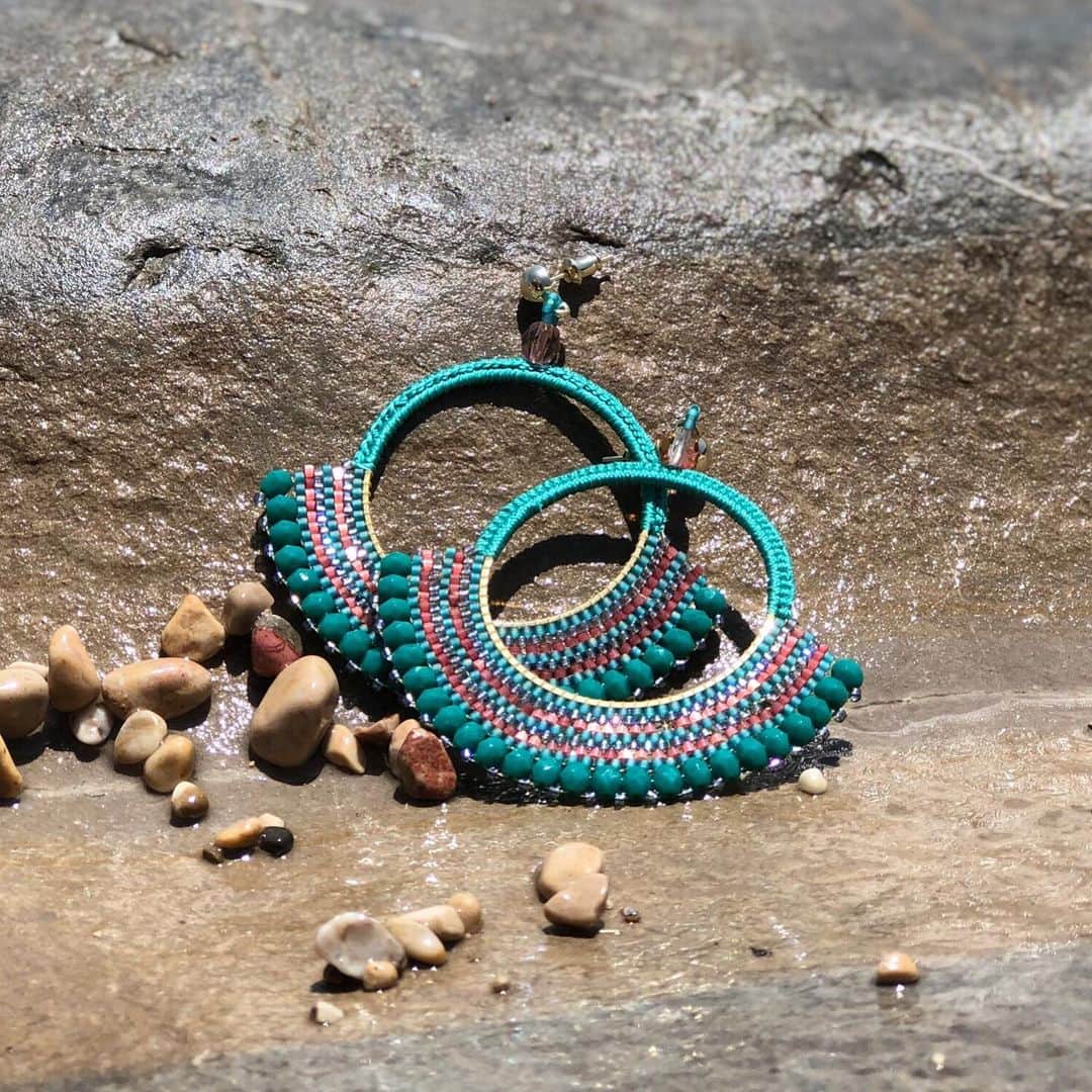 アズニさんのインスタグラム写真 - (アズニInstagram)「Happy shiny shiny...Flamenco earrings.  Tiny Delica beads, expertly, lovingly and skilfully crafted by our cooperative of Mayan artisans. Appreciate how your jewellery is made.  #fashionthatgivesback #lookgooddogood #azuni」6月16日 19時44分 - azunilondon