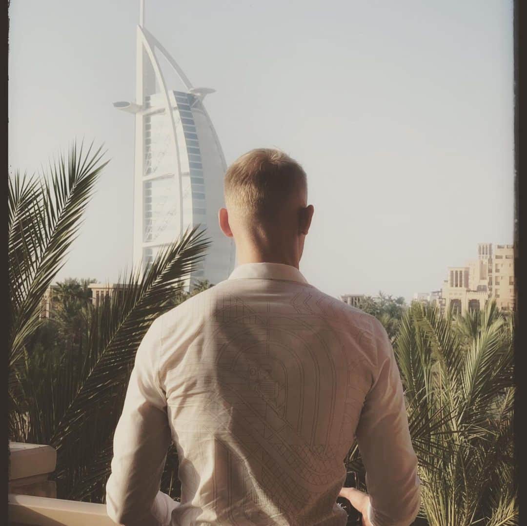 ルドゥウィッグ・オーマンのインスタグラム：「Bye bye Dubai 🇵🇸 #dubai #ootd #alqasr」
