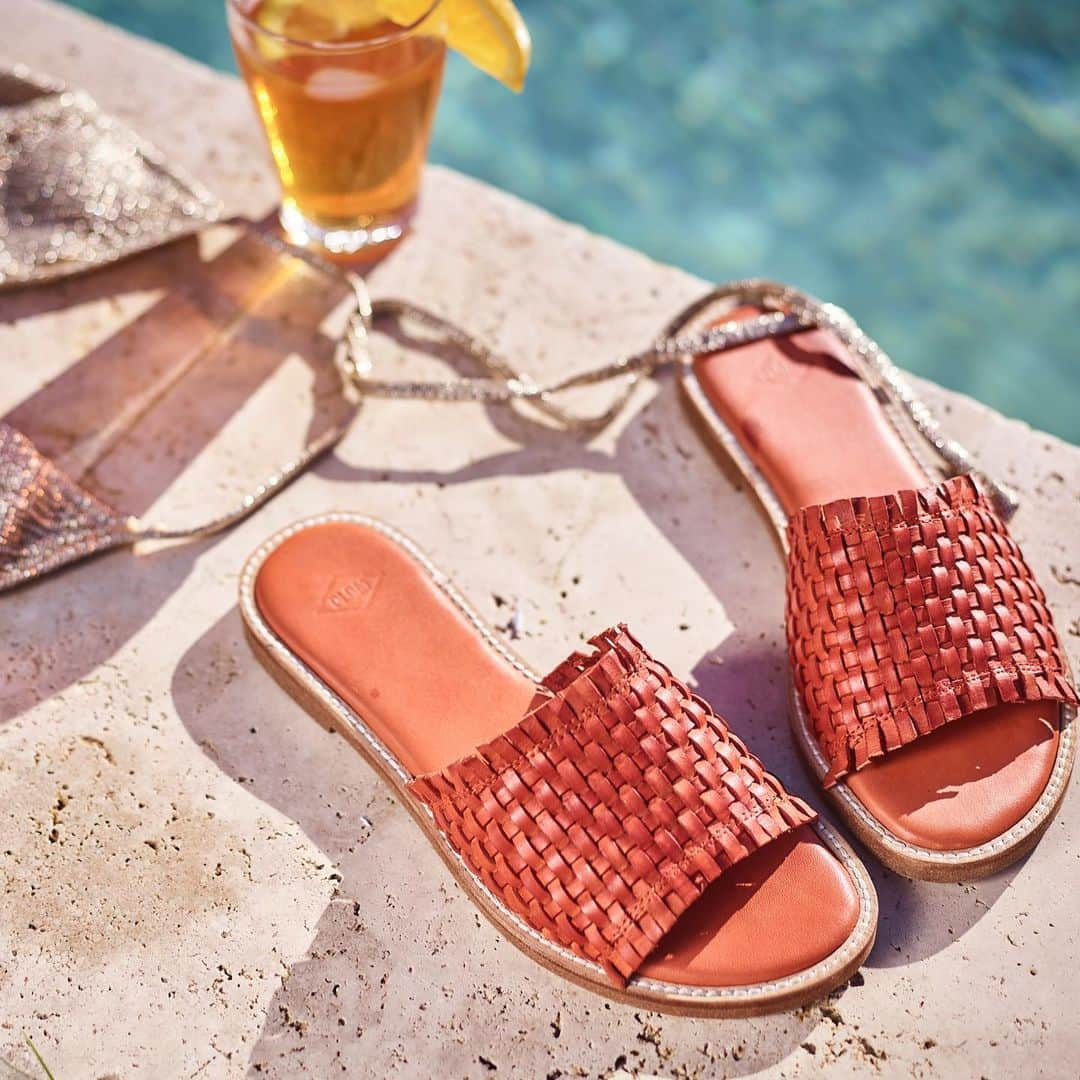 パラディウムのインスタグラム：「SLIP-ON VIBES ⛱ Starter pack pour être éblouissante à la piscine : ✔️ressortir son maillot de bains pailleté ✔️les mules VIGOROUS LEA pour une touche vitaminée & etno-chic • #MyPLDM #SandalesEnCuir #PoolParty #Summer #BohoChic」