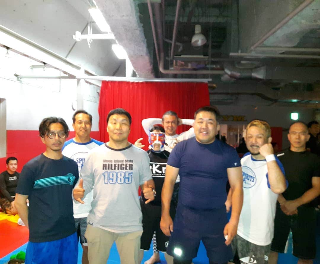 金原弘光のインスタグラム：「みんないい試合でした。👍 お疲れさま😄 #U.K.R.金原道場 #ゴールドジム #グラップリング #キックボクシング #おじさん #チャリティー」