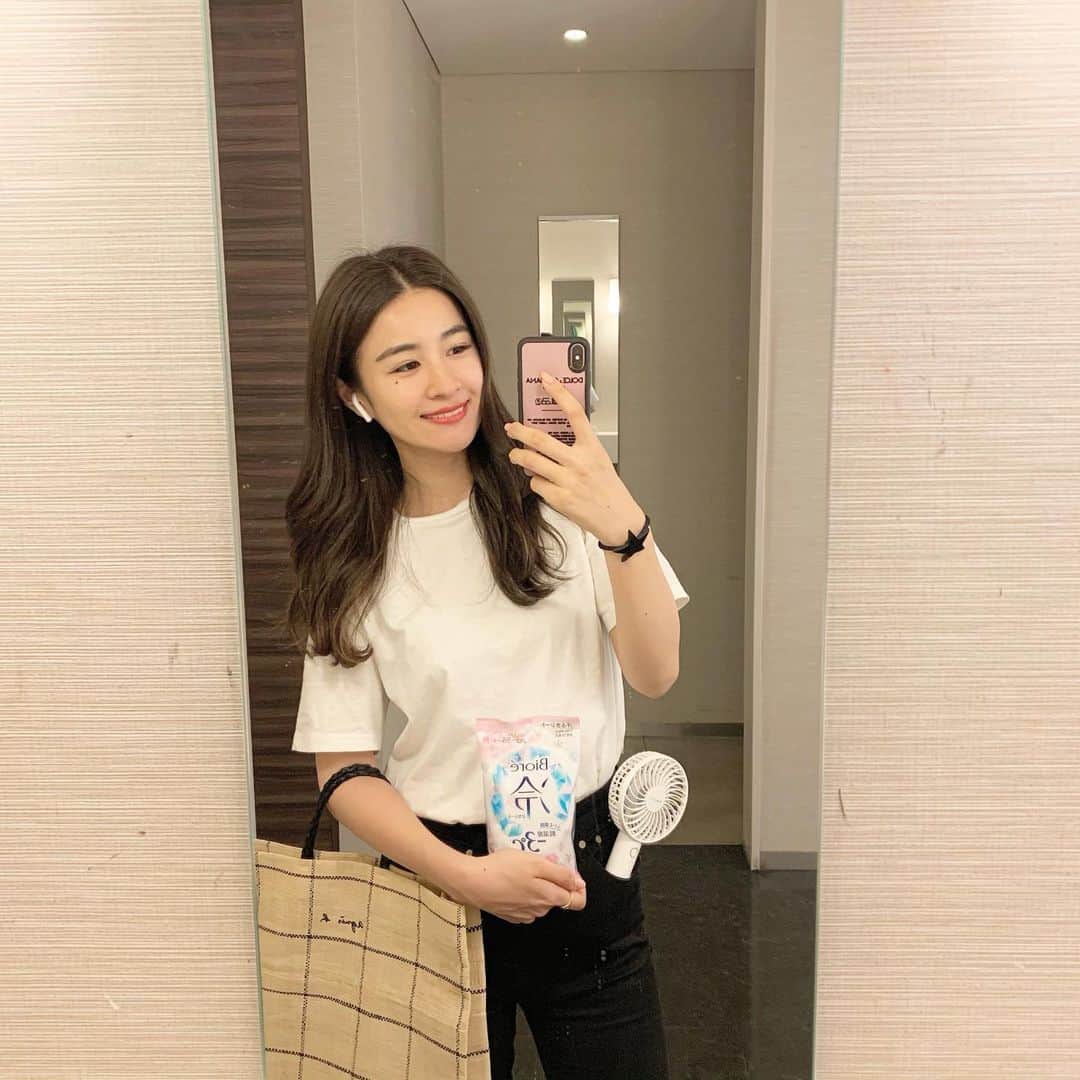 中瀬古ゆきなさんのインスタグラム写真 - (中瀬古ゆきなInstagram)「梅雨でも気温が高くて汗かきますね🙂 ・ 仕事の移動中にパウダールームで一息✨ 去年、街中でよくみかけたハンディファン。 なんと先週、デビューしちゃいました🥺💕笑 1日の行動量が多いし、汗をかきやすいので ひと区切りついたタイミングで スッキリ感を味わっております🔥💪 （これ使うのめっちゃ楽しい🥺❤️笑） ・ そのお供として欠かせないのがビオレ冷シート！ 使ったあとにハンディファンで風を当てると 病みつきになるくらい爽快感max🤣❣️ このコンビは「⻤冷え」っていうらしい。 昔、汗拭きシート使ったあと原付バイクに 乗ったらものすんごい爽快すぎてむしろ 寒いぐらいだった思い出が蘇ります。笑 今になって似たような体験ができるとは🤣💗 フランフランのハンディファンは充電式で 持続性もあるし高性能だからよさげです✌️ ・ #photo #summer #new #happy #biore #francfranc #beauty #fashion #instagood #pr #フレハンディファン #鬼冷え」6月16日 19時53分 - yuch1129