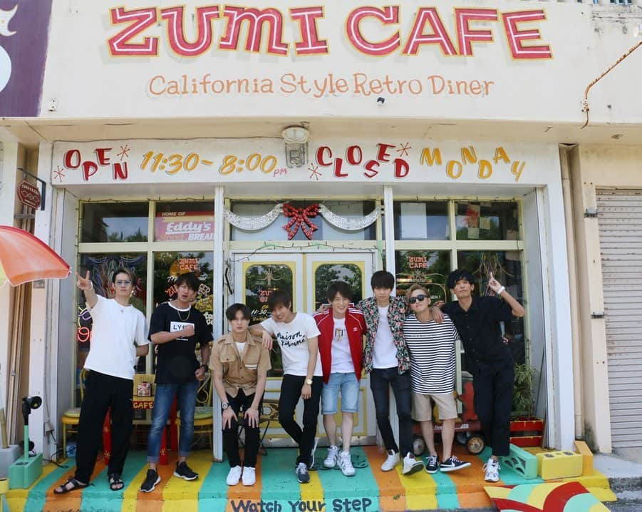 向山毅さんのインスタグラム写真 - (向山毅Instagram)「#ZUMICAFE #okinawa #撮影 #SOLIDEMO #沖縄 #breakfast #morning #早饭 #ハンバーガー #humberger #咖啡店 #拍照 #📷 ２年ぶりのZUMI CAFEさんへ！ 今回はFCの撮影にもご協力下さいました😊 美味しいハンバーガーセットを朝から食べました🤤 僕はフィッシュとハンバーグのセットを頂きました🍔 そして沢山撮影も出来て、 ライブの合間に食べる用で、 可愛いミニハンバーガーなどの差し入れまで頂きました！！ 撮影や差し入れ、そしてライブも観に来てくださり、ありがとうございました！！！ 「#ZUMI」とは#宮古島 の#方言 「最高」「素晴らしい」「かっこいい」「上等」という意味。 まさにZUMIでした😆✨ また食べに来ます！！！！ #シュネル #向山毅 #佐々木和也 #佐脇慧一 #中山優貴 #木全寛幸 #山口智也 #手島章斗」6月16日 19時54分 - take_solidemo