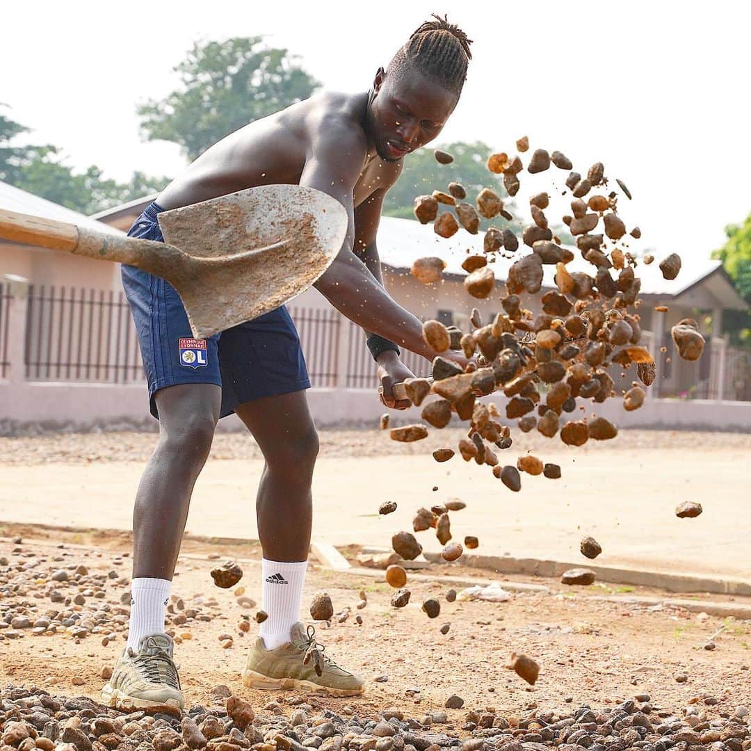 マプ・ヤンガ＝ムビワさんのインスタグラム写真 - (マプ・ヤンガ＝ムビワInstagram)「💪🏿🇨🇫👊🏿 On pose les graviers ! En cas de pluie, les enfants n’auront pas les pieds dans la boue... 👼🏿 @association_yangambiwa  #work #bangui #centrafrique #association #associationyangambiwa」6月16日 19時56分 - mapou.yangambiwa
