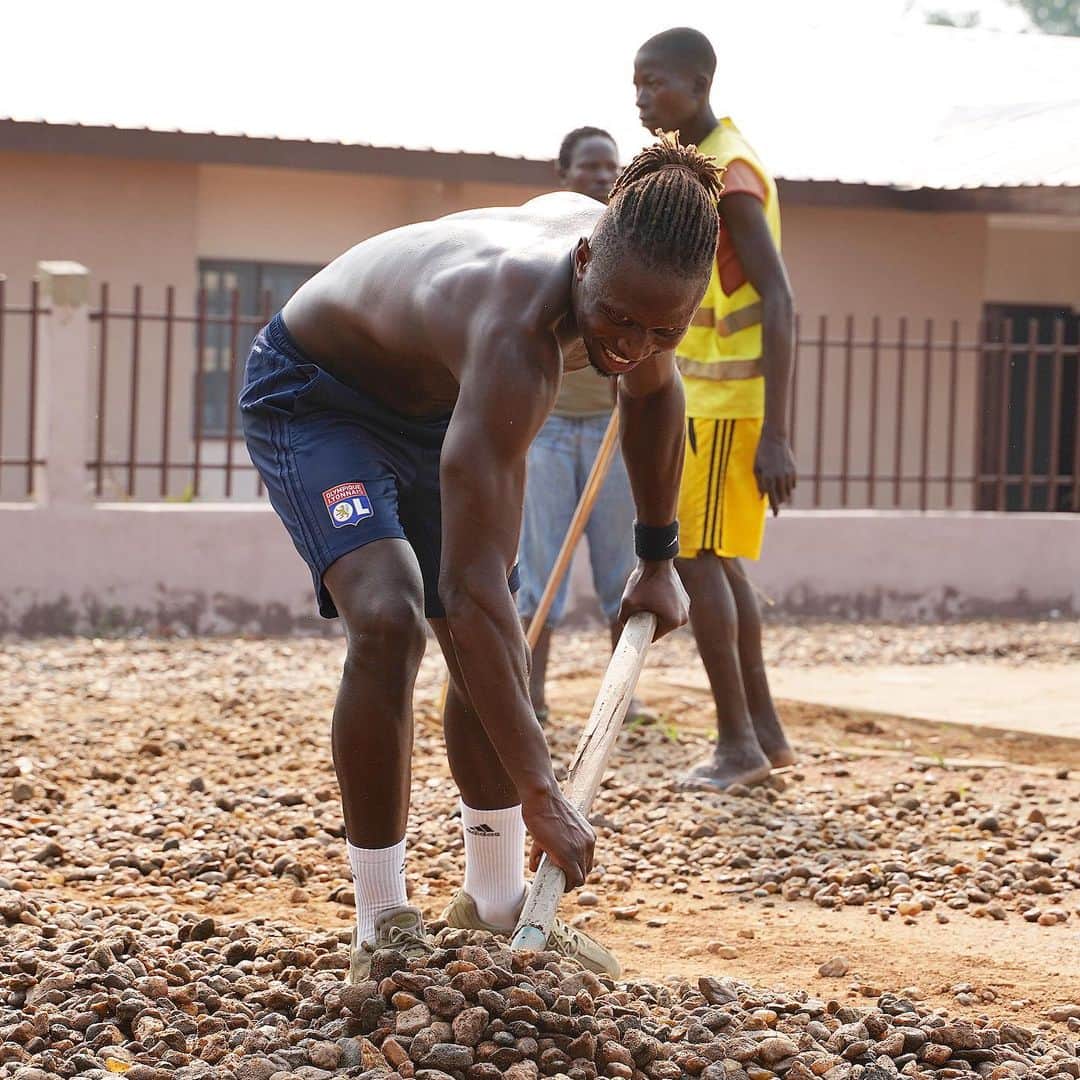 マプ・ヤンガ＝ムビワさんのインスタグラム写真 - (マプ・ヤンガ＝ムビワInstagram)「💪🏿🇨🇫👊🏿 On pose les graviers ! En cas de pluie, les enfants n’auront pas les pieds dans la boue... 👼🏿 @association_yangambiwa  #work #bangui #centrafrique #association #associationyangambiwa」6月16日 19時56分 - mapou.yangambiwa