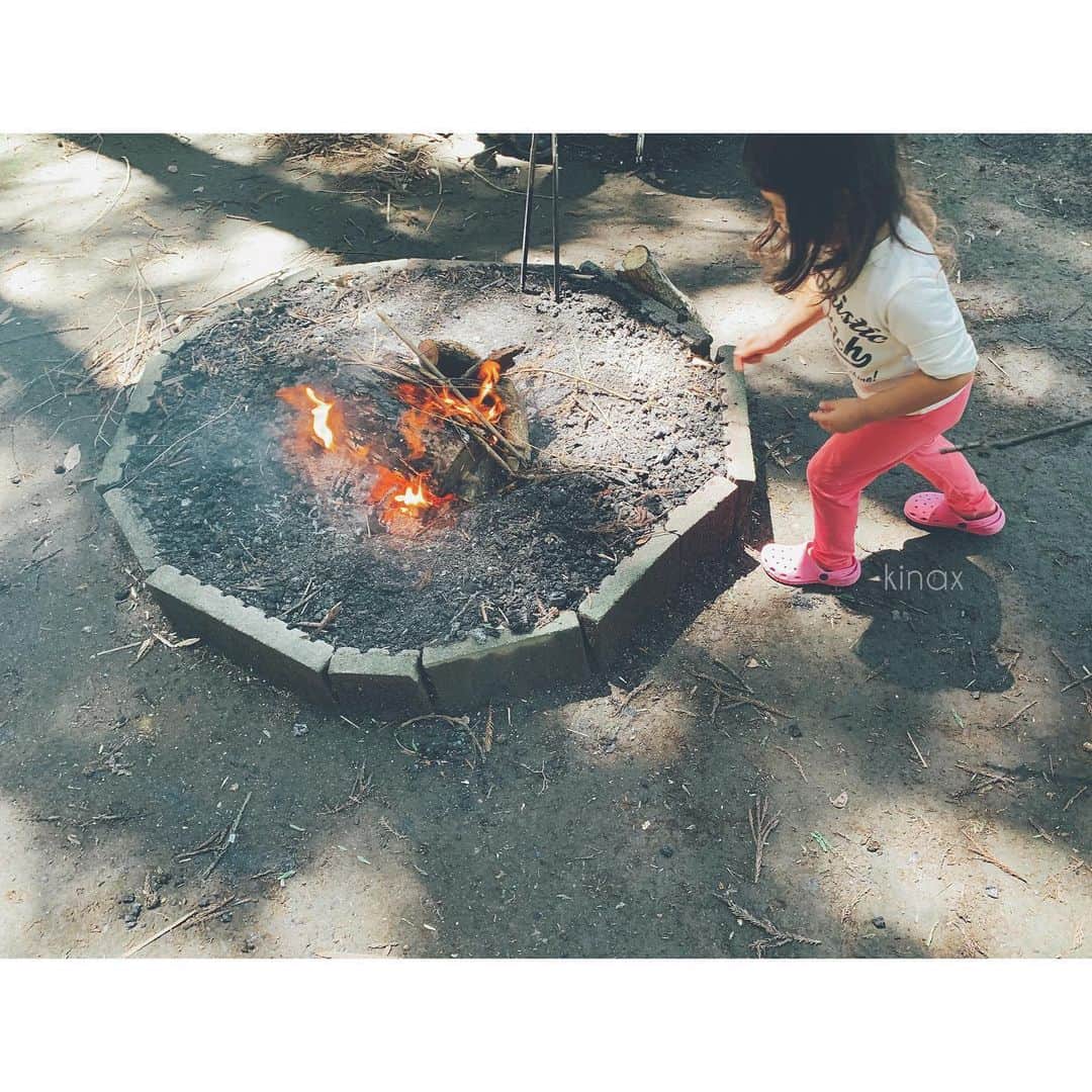 kinaxのインスタグラム：「. good night✨🌙 . . 風は強かったけど、今日はピカピカお天気だったね☀️ . そんな今日はお友達と草木染めを🌿 . . みんなで作ったパエリアも燻製も 焼きマシュマロもとっても美味しくて メインの草木染めも、とっても楽しかったー♡ . . 写真5枚目、左から むちこさん、ちびっこ姉さん、私、パパ作🌿 . . なかなか自分だけだと体験させてあげられないことも こうやって一緒にやらせてもらえて とっても楽しいねぇ(๑′ᴗ‵๑)♡ . また参加させてもらおうねー♡ . . みんなも楽しい夢みてね(๑′ᴗ‵๑)💤 . . #親バカ部 #草木染め #焚き火 #焼きマシュマロもりもりでした #美味しいよね #模様を確認するときが楽しい #またやりたいな 2019/06/16」
