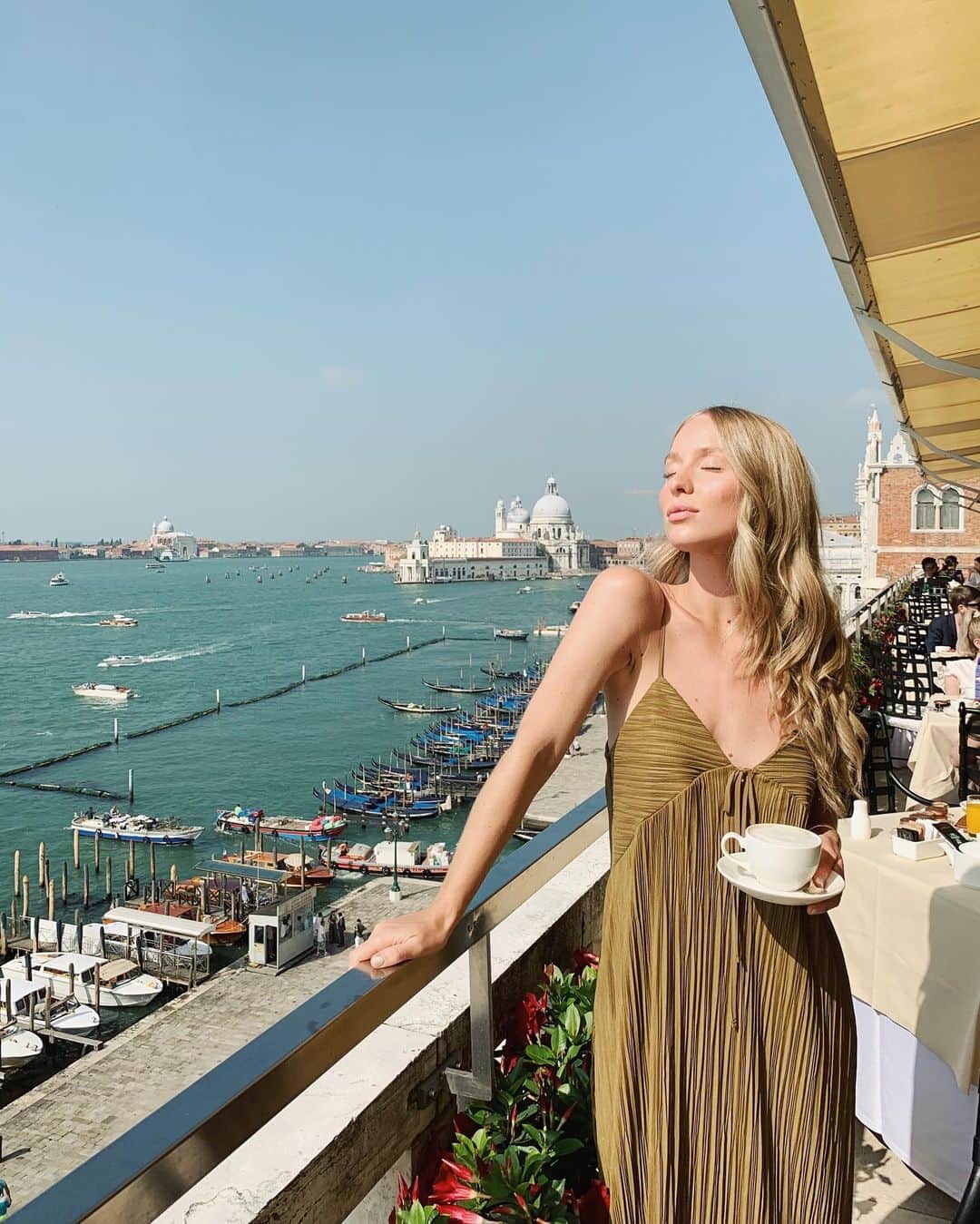Carin Olssonさんのインスタグラム写真 - (Carin OlssonInstagram)「Coffee my favourite way: on a terrace in Italy 😍」6月16日 19時59分 - parisinfourmonths