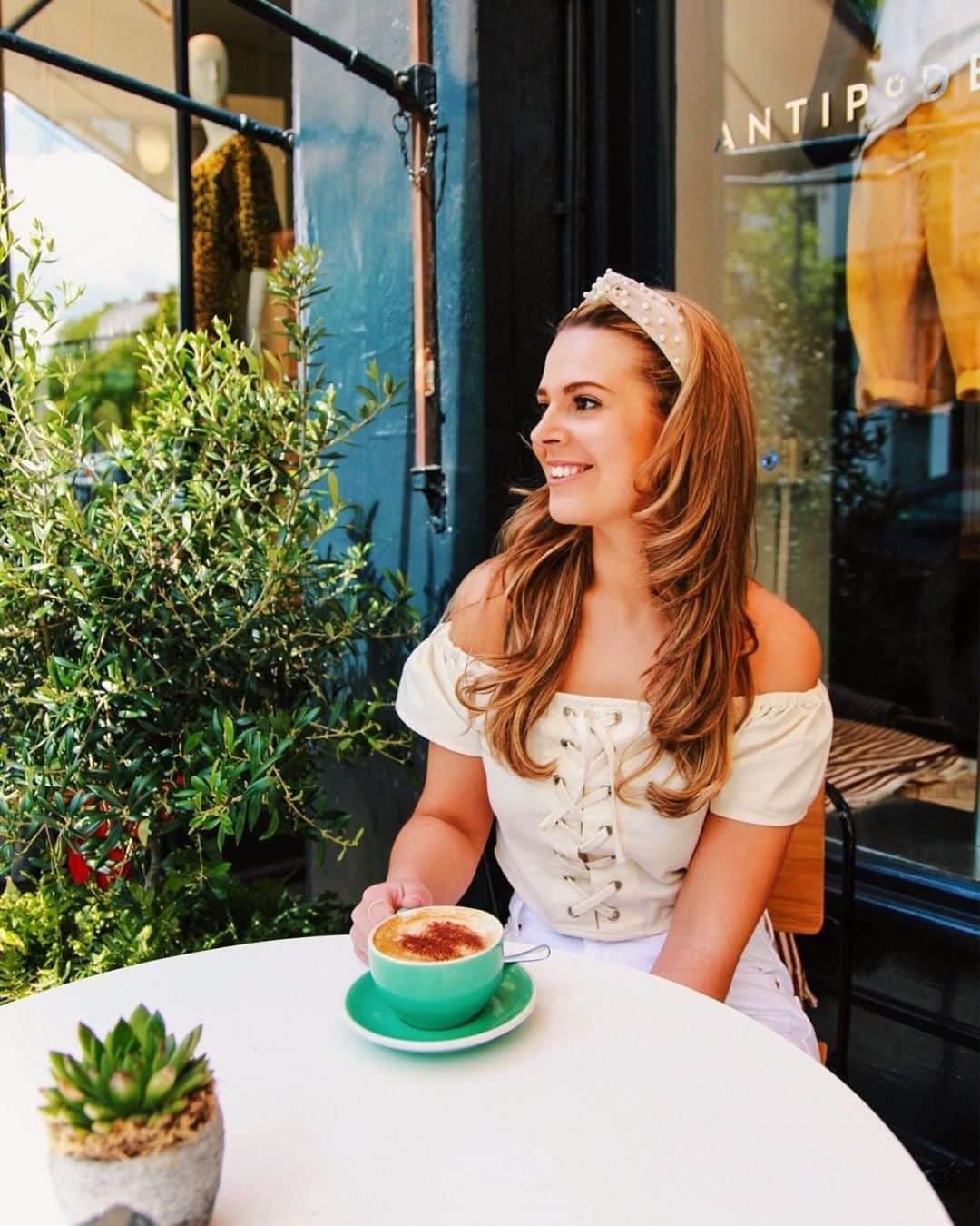 アクセサライズのインスタグラム：「Exactly how Sunday afternoons should feel💆‍♀️. Throw on the perfect brunch date with our pearl-encrusted hair band. 📷 @loveisinthehair_x  Tap the link in the bio to shop now. #Accessorize #Accessorizer」