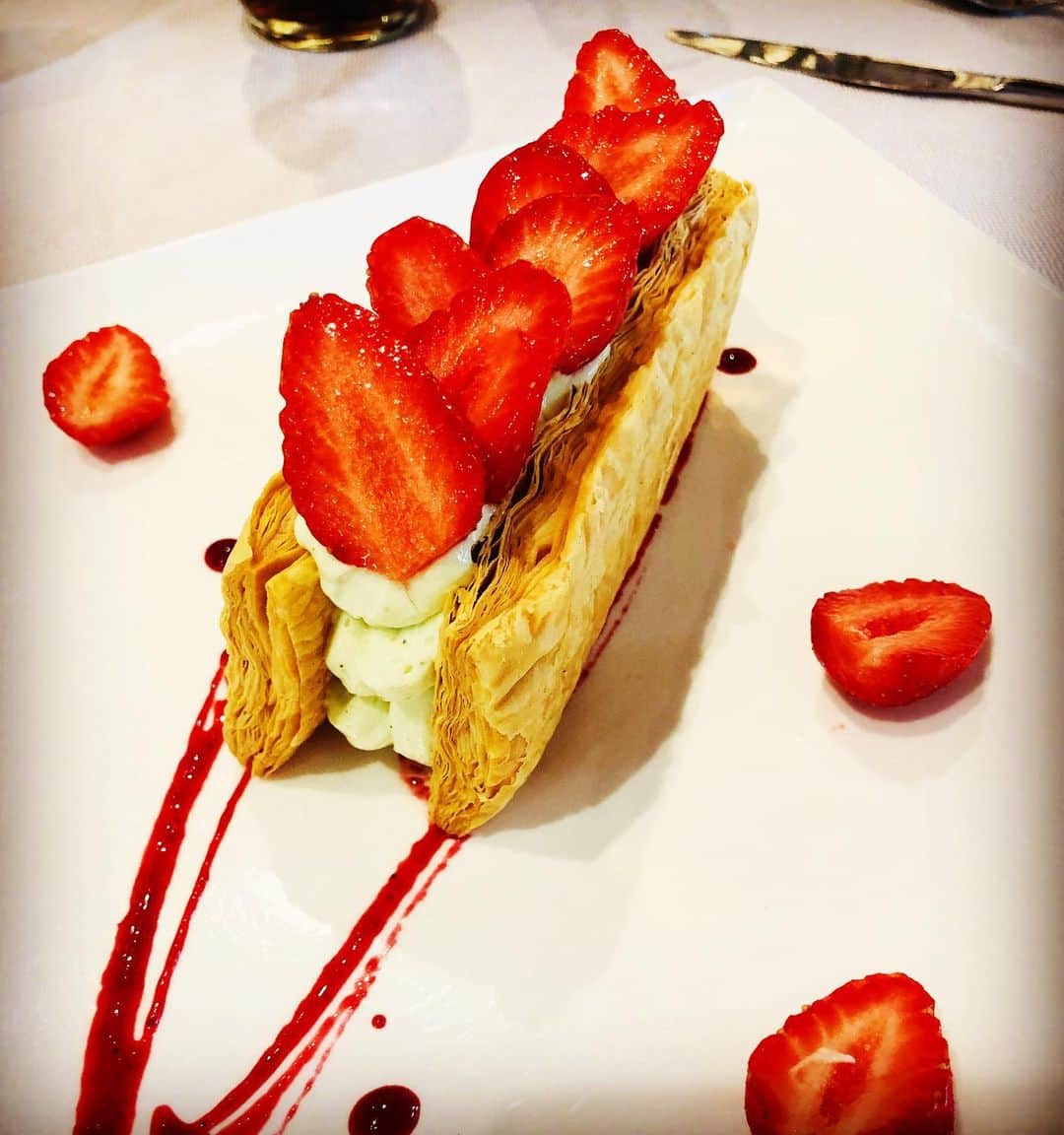 日々野真理さんのインスタグラム写真 - (日々野真理Instagram)「フランス🇫🇷は、スイーツ天国なんですね。何を食べても美味しい。あ、これは私ではなく某ダンディーが美味しそうに食べていたものです。 ・ #スイーツ #フランススイーツ #france🇫🇷」6月16日 20時03分 - marihibino1031
