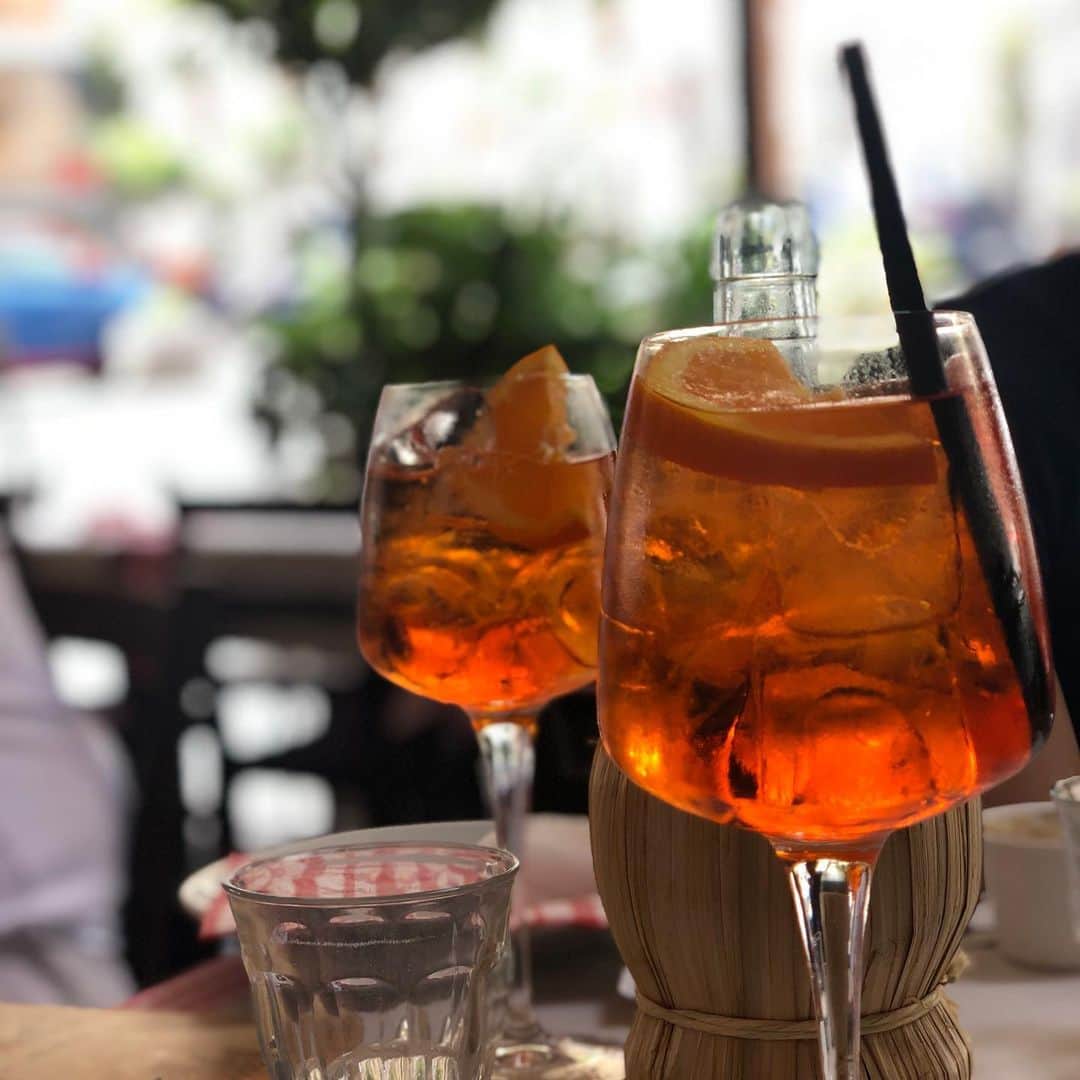 彩星りおんさんのインスタグラム写真 - (彩星りおんInstagram)「my favorite things : Rome﻿ ﻿ 1. drink the Aperol Spritz as a hot weather refresher👌🏻🍹🌞﻿ ﻿ 忘れないうちにローマのお気に入りポイントをメモ📝﻿ ﻿ アペロール(イタリア産のリキュール)はイタリアの地中海性気候に本物によく合う！火照った身体に沁みます〜😚生き返るー！﻿ 最近は日本でもたまに見かけるけど、やっぱりイタリアのあの暑い中で飲むのが好き！気持ちの問題かもしれないけど😅﻿ ﻿ #travelingram ﻿ #triptorome ﻿ #rome﻿ #aperol﻿ #ローマ﻿ #アペロール﻿」6月16日 20時06分 - rion.ayahoshi