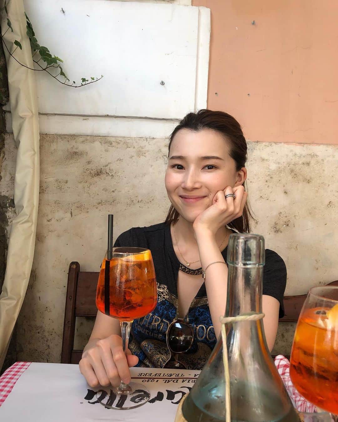 彩星りおんのインスタグラム：「my favorite things : Rome﻿ ﻿ 1. drink the Aperol Spritz as a hot weather refresher👌🏻🍹🌞﻿ ﻿ 忘れないうちにローマのお気に入りポイントをメモ📝﻿ ﻿ アペロール(イタリア産のリキュール)はイタリアの地中海性気候に本物によく合う！火照った身体に沁みます〜😚生き返るー！﻿ 最近は日本でもたまに見かけるけど、やっぱりイタリアのあの暑い中で飲むのが好き！気持ちの問題かもしれないけど😅﻿ ﻿ #travelingram ﻿ #triptorome ﻿ #rome﻿ #aperol﻿ #ローマ﻿ #アペロール﻿」
