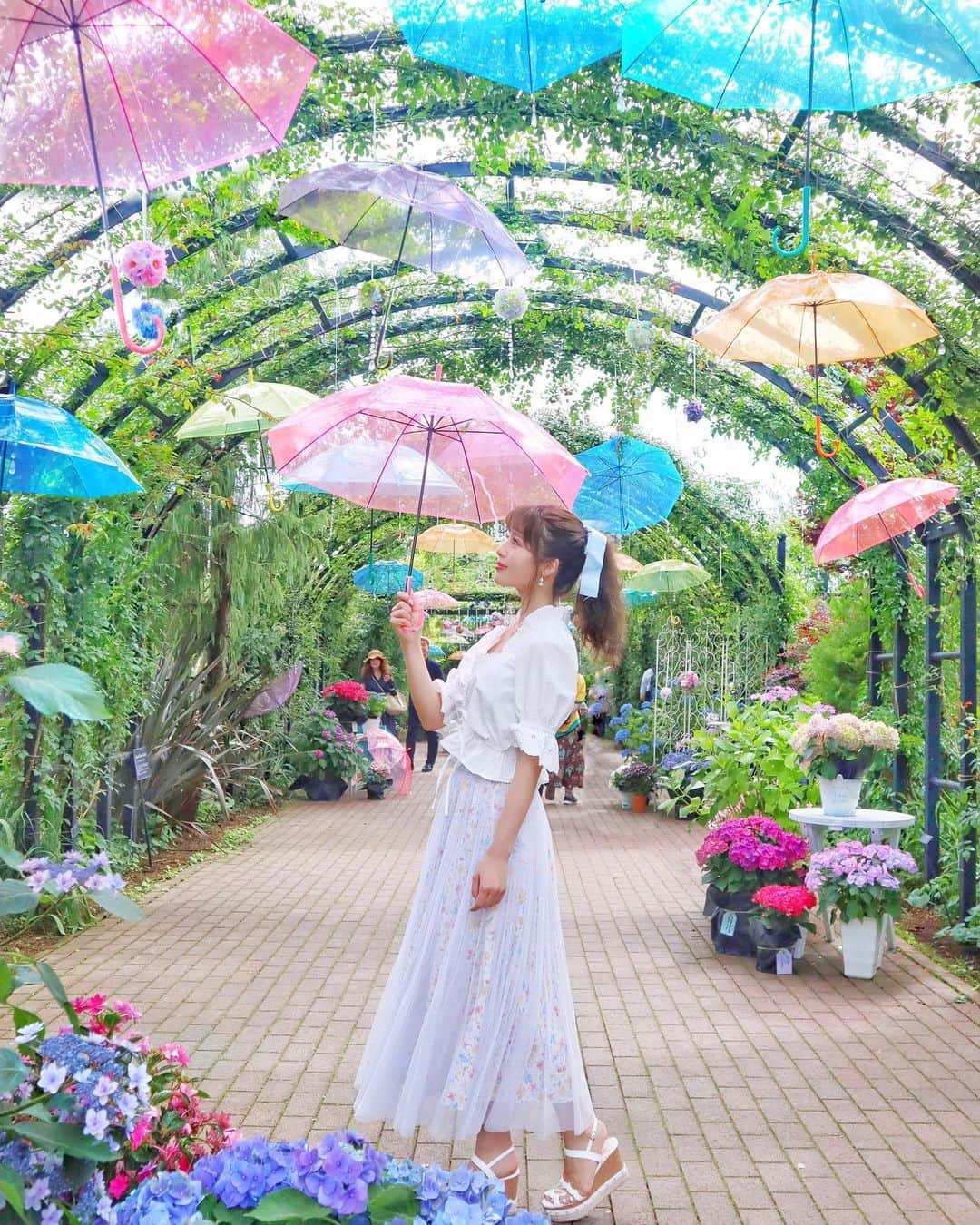 小沼瑞季さんのインスタグラム写真 - (小沼瑞季Instagram)「☂️💠💗☂️💠💗﻿ ﻿ カラフルな傘がいっぱいで可愛い〜☔️💕﻿ ﻿ ここは横浜イングリッシュガーデン💐﻿ バラに引き続き紫陽花の時期も来ちゃった😆💕﻿ ﻿ 手に持ってる傘はここで貸し出してて﻿ 上にぶら下がってるのと同じものだよ🎶﻿ ﻿ ちなみにイングリッシュガーデンは﻿ 横浜駅から無料送迎バスがでてて﻿ それに乗ると便利です😳🚌﻿ ﻿ tops♡#honeysalon × #girlfriendssalon﻿ skirt♡#snidel﻿ sandal♡#chesty﻿ ﻿ ﻿ #hydrangea#flowerpark#flowergarden﻿ #yokohamaroseweek#yokohamaenglishgarden#englishgarden#umbrellasky#横浜イングリッシュガーデン#ハニーサロン#スナイデル#チェスティ#ロエベ#紫陽花#紫陽花祭り#紫陽花畑#あじさい#수국#八仙花#花のある暮らし#アンブレラスカイ#花のある生活#傘#みいきコーデ」6月16日 20時06分 - mizukikonuma