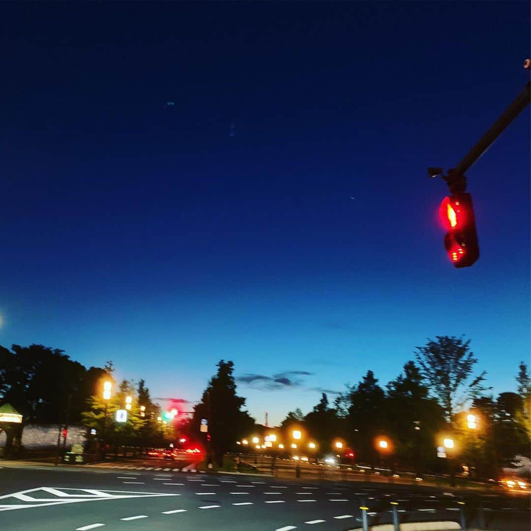 のインスタグラム：「Tokyo central evening. 夕暮れ夕映え火点しごろ。この時間だけで、どれだけ言の葉あることか。今日も1日ありがとう。#ともしごろ #tokyocentral #goodevning #beautiflsunset #goodvibesonly #goodneighbors #tokyostyle #tokyolife #thisistokyo #thisisjapan」