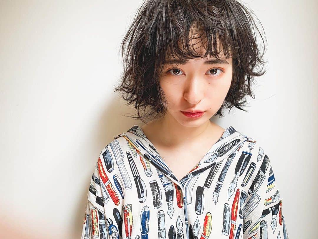 鮫島邦明のインスタグラム：「ボブをショートにスタイリング ラフに外ハネ束感ヘア  #ハイライト #アッシュカラー #梅田美容室 #梅田美容院 #ヘア#梅田ヘアスタイル #髪型 #ヘアセット #ヘアメイク #キラ水 #グラデーション #ホリスティックカラー #ヘアアレンジ #アレンジ #就活 #美容学生 #美容専門学校#gu #snidel #梅田美容師 #モデル #サロンモデル #サロモ #ヘアカタ #ショートヘア#ショート #aujua --------------------------------------. 梅田と東京出店を計画中 スタッフ募集中メッセージくださいね★ AVANCE.CROSStuin梅田茶屋町 TEL06-6377-7211 AVANCE.CROSSmel c西梅田 TEL06-6348-2050 gif.hair TEL06-6377-7277 AVANCE.京橋 TEL06-6356-1555」