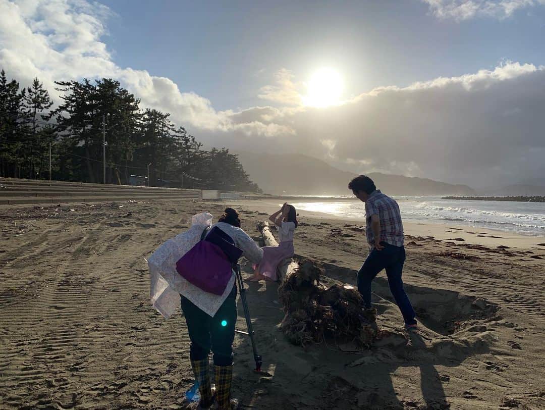のインスタグラム：「京都、舞鶴に来ています。 舞鶴には以前に一度釣りで来たことがあり その時は大好きな真鱈を狙いに行ったのですが 釣れず、またリベンジしに行きたいなって ずっと思っていたんです。 . でもタケノコメバルとかなんとかなんとかとか 初めての魚が沢山釣れて、 物凄く楽しかったな〜！って、 . おっと 釣りの話じゃなくて😆 . 早速今日から、撮影がスタートしました😊！ きっとこの作品は私の中でとてもとても 大切なものになると思います。 . 日本海と夕陽。 涙が出るほど綺麗でしたよ✨ . 今日の撮影はおわりです〜😄 . #京都 #舞鶴 #日本海 #kyoto #maizuru」