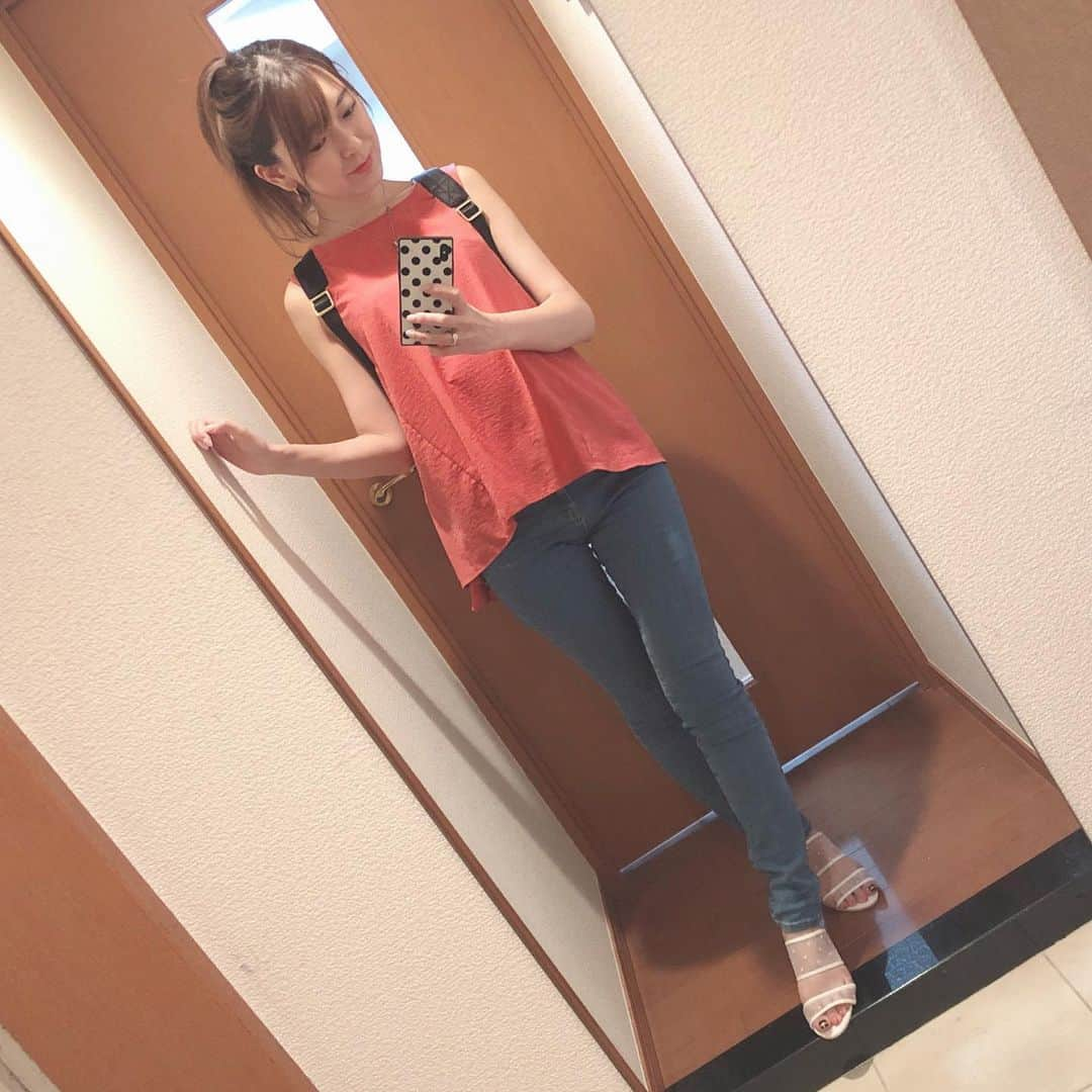 菊池かなこさんのインスタグラム写真 - (菊池かなこInstagram)「👗𝑓𝑎𝑠ℎ𝑖𝑜𝑛👠 ・ 今日から自転車デビューしたので パンツスタイル多めになりそう🚴‍♀️ 太もも痩せたい🦵🦵 ジム頑張ろう！ @bodyconditioningtechnology 宜しくお願いします🙏✨ ・ ━━━━━━━━━━ ✾ #ootd ✾ 👚𝕥𝕠𝕡𝕤 @gu_for_all_ #バックテールブラウス 👗 @gu_for_all_ 👜 𝕓𝕒𝕘 @mura.gifu.jp 👠  @vivian_collection_official ━━━━━━━━━━ ・ ୨୧┈┈┈┈┈┈┈┈┈┈┈┈┈┈┈┈┈୨୧ #プチプラ#プチプラコーデ#codenate#code #vivian公式アンバサダー#vivianコーデ #fashion#ファッション#コーディネート #プチプラ#プチプラファッション#大人gu部﻿ ﻿#ジユジョ#プチプラコーデ #おしゃれさんと繋がりたい#gu_for_all #アラサーコーデ#今日のコーデ#gu購入品 #guマニア#ジーユーコーデ#ジーユーマニア #ファッションコーデ」6月16日 20時22分 - canana_kanako