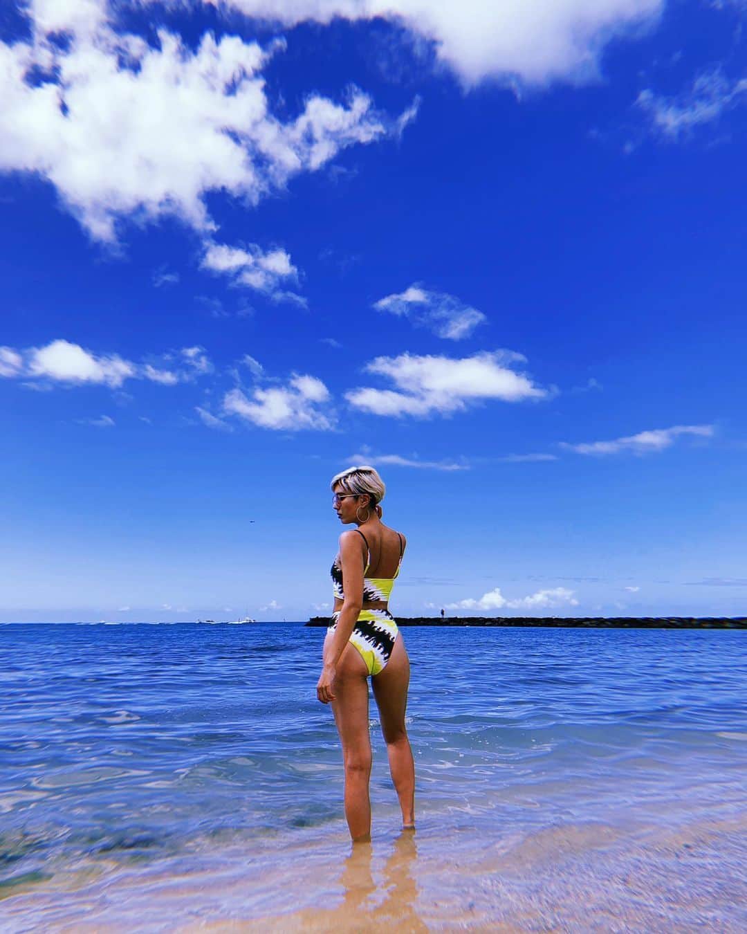 サマンサ麻里子さんのインスタグラム写真 - (サマンサ麻里子Instagram)「Dreaming on Sundaze☀️💙 | 📸 @chihiroyuda ⠀ . . . #hawaii #waikiki #honululu #beach #ocean #vacay #sundaze #aerie #aeriejp #aeriereal #bikini #neongreen #aeriejapan #beachstyle #bathingsuit #swimwear #tokyoblogger #tokyomodel #samanthamariko」6月16日 20時14分 - samanthamariko