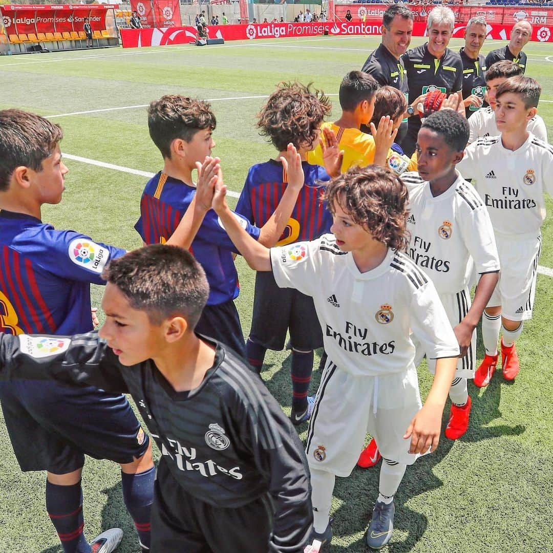 LFPさんのインスタグラム写真 - (LFPInstagram)「#ElClasico Kids! 🔛 • #LaLigaPromises #Kids #Respect #Fun #LaLiga」6月16日 20時16分 - laliga