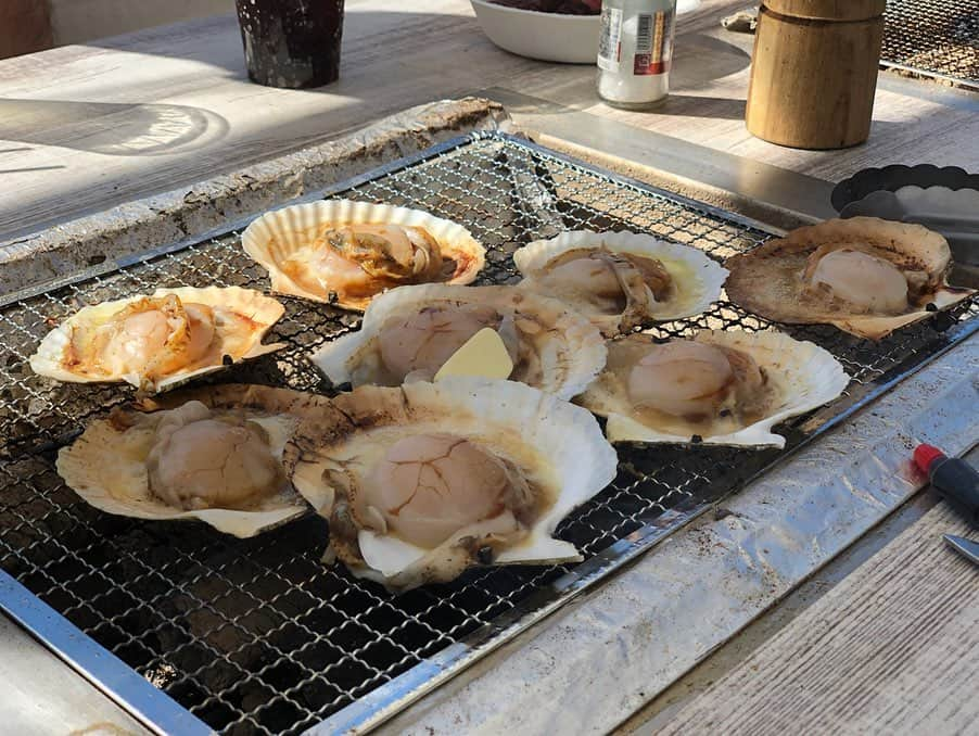 金泉紗恵子さんのインスタグラム写真 - (金泉紗恵子Instagram)「.﻿ お天気最高🌞﻿ 今日は横浜ワールドポーターズの屋上でBBQをしてきました🍖﻿ ﻿ 【THE BBQ BEACH】というところで、テーブル席とソファ席があり、食材持ち込みも自由です🙆‍♀️﻿ コストコで色々買って行きました😆﻿ ﻿ なんといってもここは立地が最高🥰﻿ みなとみらいのど真ん中です🤩﻿ 観覧車を目の前に写真も撮れるし、今日はお天気が良かったので、特に景色が素晴らしかったです✨﻿ 風が強すぎて何度も物が飛びそうになって大変でしたが🥺﻿ ﻿ 今回はハワイ挙式に来てくれたメンバーで計画して、来れる人だけ参加しました💓﻿ 東京に住んでない子もタイミングよく参加できて、懐かしのメンバーでとっても楽しかったー😆﻿ メンバーにシェフがいたので調理は全部お任せできて助かりました😁﻿ 黙ってれば焼いて出てくるという贅沢なBBQ🤣﻿ ﻿ ソファ席は8人ですが、8人だとちょっとギシギシかもしれません💦﻿ でもテーブル席と差額500円で使えるので、ソファ席の方がオススメ👍﻿ 設備もなかなか良くて、快適に楽しめます😉﻿ 3部制なので、今度は夜の夜景の時に行きたいなー🌉﻿ .﻿ #thebbqbeach #bbq #bbq🍖 #yokohama #minatomirai #mm21 #followme #worldporters #costco #yokohamaworldporters #みなとみらい #バーベキュー #バーベキュー場 #ワールドポーターズ #横浜ワールドポーターズ #横浜 #コストコ #コストコ購入品 #コストコbbq」6月16日 20時16分 - saeko_kanaizumi