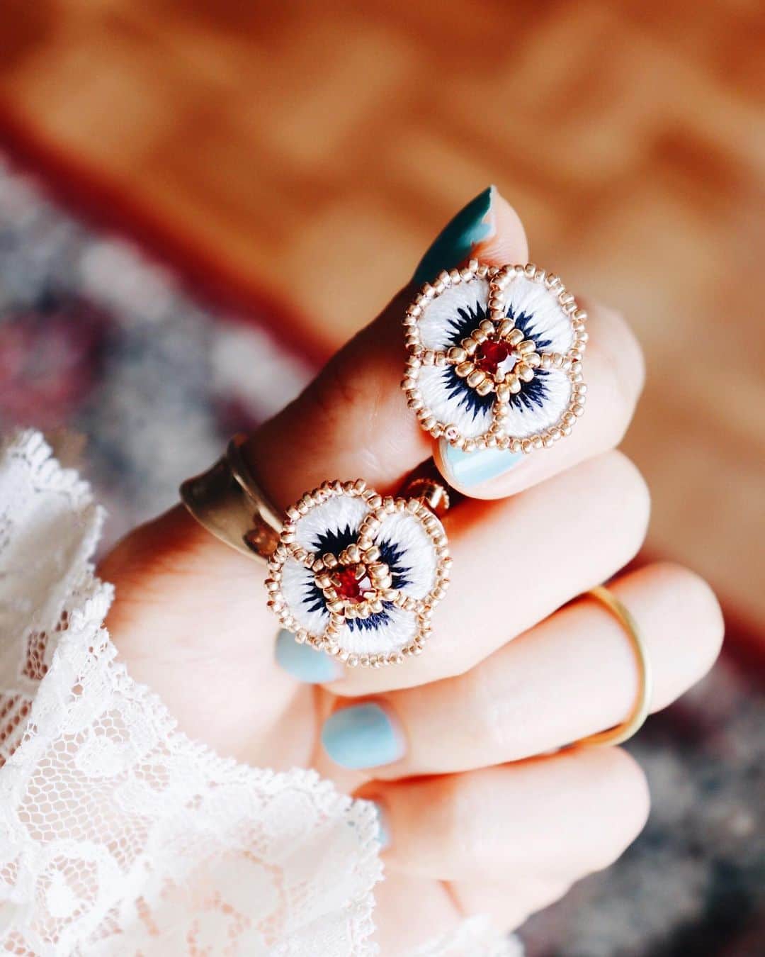 handmade shopのインスタグラム：「2色使いのお花🌷﻿ ﻿ ﻿ 最近 心のゆとりをもつために﻿ 部屋にお花を飾りはじめました﻿😊🌿﻿ ﻿ 今日買ったのは元気いっぱいのひまわり🌼﻿ お花があるだけですごく癒されます✨﻿ ﻿可愛い花瓶かおう😍﻿ ﻿ ﻿﻿ ﻿﻿ 🌱online shop販売会 7月予定﻿﻿ 🌱7/20.21 creema hmj (ビッグサイト)﻿﻿ ﻿﻿ ﻿﻿ ﻿﻿ #クスクスミスチーフ#花」