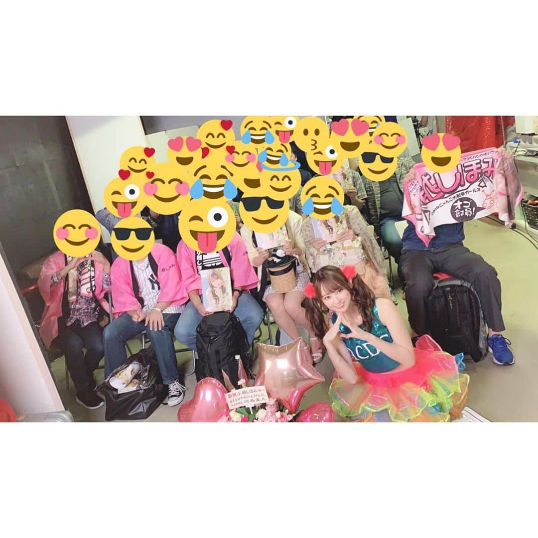 小越しほみさんのインスタグラム写真 - (小越しほみInstagram)「小越しほみ写真集発売記念イベントin大阪無事終了しました❣️ 来てくれたみんな本当にありがとう🥰 ・ 東京とは違う衣装にしましょうということで写真集で着てるアイドル風な衣装にしたら、 登場するなり謎の笑いがおきて出オチとまで言われたんだけどどういうこと🤣 この衣装笑いとりにいってないよ🤣‪w でもなんだかんだ好評でよかった🤗✨ (ということにしている‪笑) ・ 大阪は東京ほどは来てもらえないかなぁって不安があったのだけど 想像以上に集まってくれて感激でした🥺💕 色々イベントが被ってる中私のところに来てくれたみんなには本当に感謝です😭✨ ・ 来てくれるだけで十分なのにお花やプレゼントやこんな素敵な特注のケーキまで用意してくれた方も🥺✨ オゴグッズも身につけて来てくれた方が何人もいたり... こんなこと昔はなかったから辛い時も続けてきてほんとよかったなって改めてしみじみしてました🥺🥺✨ ・ MCのパーラー山本さんも業界に染まりきってない芸人さんって感じでそこが逆によかったよね？😂👍笑 ・ そんなわけで初めての写真集発売記念イベントも無事幕を閉じました😌💐 素晴らしい経験をありがとうございました！ 写真集第2弾もあるといいなぁ...💓 ・ ・ ・ #写真集 #写真集発売記念イベント #写真集イベント #小越しほみ写真集 #小越しほみ #seaforme #大阪 #スタジオモーメント #特注ケーキ #eskoyama #cake #アイドル #ツインテール #パーラー山本 さん」6月16日 20時19分 - shihomi1129