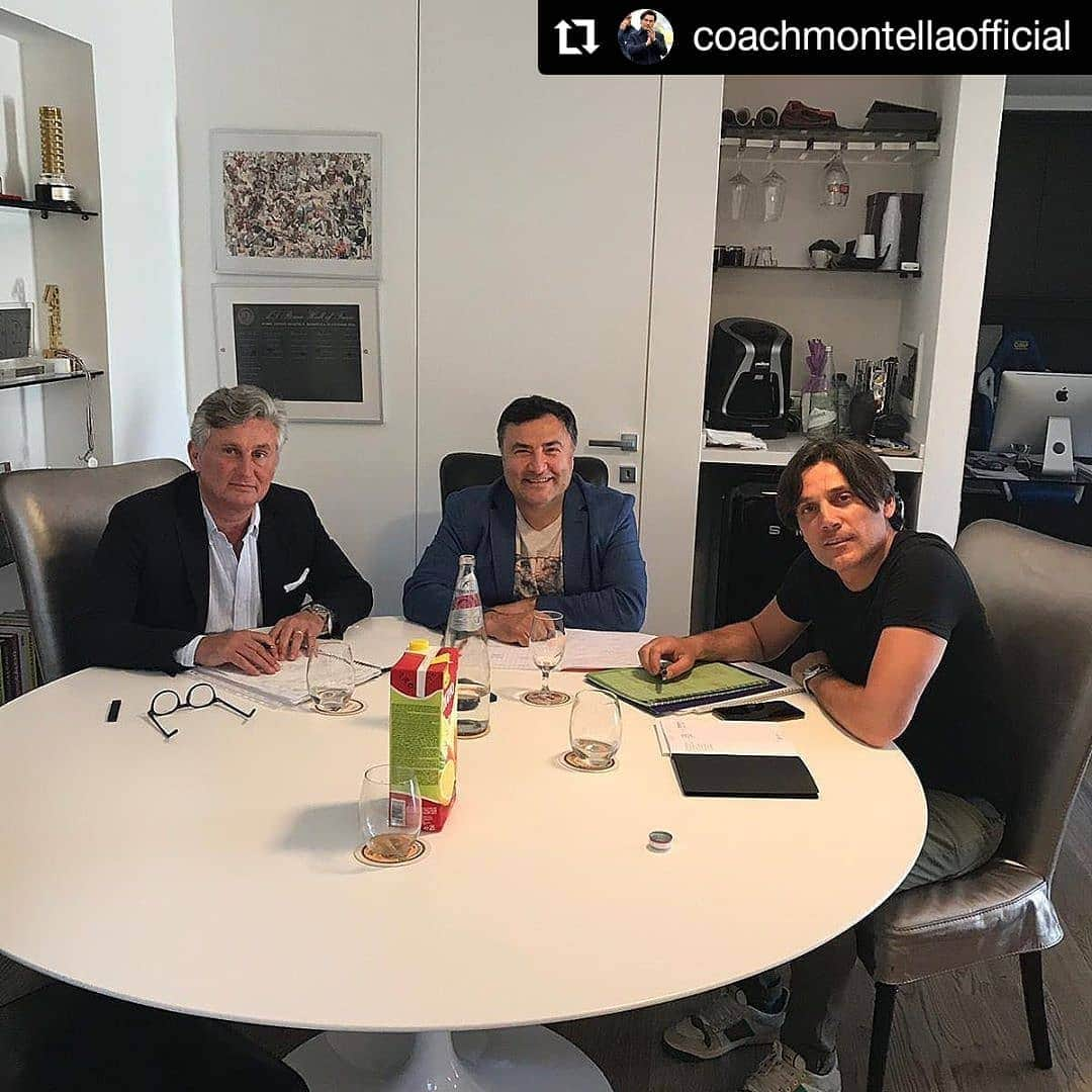 ACFフィオレンティーナさんのインスタグラム写真 - (ACFフィオレンティーナInstagram)「#Repost @coachmontellaofficial • • • • • • 🇮🇹•Al lavoro, per la nostra @acffiorentina. #planning . 🇬🇧•At work, for our club @acffiorentina. #planning」6月16日 20時19分 - acffiorentina