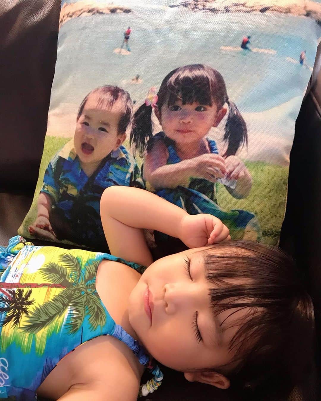 河内麻沙美さんのインスタグラム写真 - (河内麻沙美Instagram)「#cushion 👧🏻👦🏻 . . #LILIとRIKU のクッションカバーを @tuery.niko 🍒で作ってもらいました〜🥰💓 ハワイで撮った最近一番のお気に入りの写真で、嬉しすぎる😍‼️ . ばぁばにもプレゼントしたら喜びそうだな〜🎁 送料無料で￥2,980だよ🙌 . 子供はもちろん、ペット写真でもいいね❤️❤️❤️ 今日はこのクッション抱きしめて寝よ🥰ww . #クッションカバー#クッション#オーダー#オーダークッション#仲良し#仲良し姉弟#ハワイ#ハワイ写真#おもいで写真#プレゼント#hawaii」6月16日 20時20分 - masamikouchi