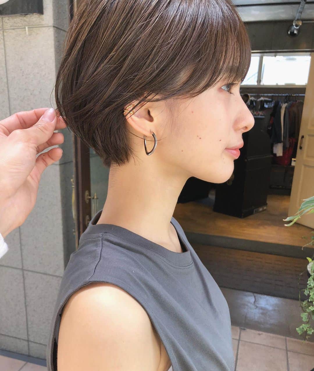カワシリアツシのインスタグラム：「丸みのあるショート☺︎ ・ ・ ・ ・ブリーチの回数がわからない。 ・値段が気になる。 ・ダメージが心配。など なんでもご気軽にご相談ください😊 ・ ご予約やご相談はURLもしくはDM・LINEにて待ちしております🙆‍♂️ ・ ・ ・ ご予約はトップページURLをクリック😊 もしくはDMください✉️ ・ ネットで×になってても お取りできるお時間もございますので、 ご気軽にご相談ください🙆‍♂️ ・  #アディクシー #イルミナカラー  #外国人風カラー #ミニボブ #切りっぱなしボブ #ハイライト #外ハネ #グラデーション #外国人風 #ポートレート #美容室 #美容院 #美容学生 #撮影 #東京 #渋谷  #ショートヘア #グレージュ  #ブルージュ #ブリーチ #portrait #フィルムカメラ #hairstyle #ショートカット #haircolor #ハイトーン #데일리룩 #时尚 #แฟชั่น#デジキュア」