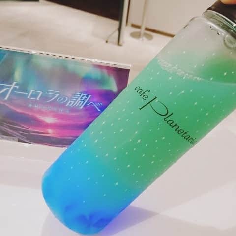 鶴あいかさんのインスタグラム写真 - (鶴あいかInstagram)「有楽町のプラネタリウム*•.¸¸☆*･ﾟ 色々なプログラムがありましたが、時間的に丁度いいオーロラの調べを拝見。 篠原ともえさんのナレーションがめちゃくちゃ素敵で！ 映像と音楽とも融合されてとても癒される素敵な作品でした。 オーロラなんて、人生で一生見られないかもしれないですもんね。。。 オリジナルドリンクも手に入れて興奮して振る！振る！  今度はアクターさんがステージに立って星を案内するプログラムも観てみたいな✨  #有楽町 #プラネタリウム #オーロラの調べ #ナレーション #篠原ともえ さん✧︎」6月16日 20時28分 - tsuru_aika