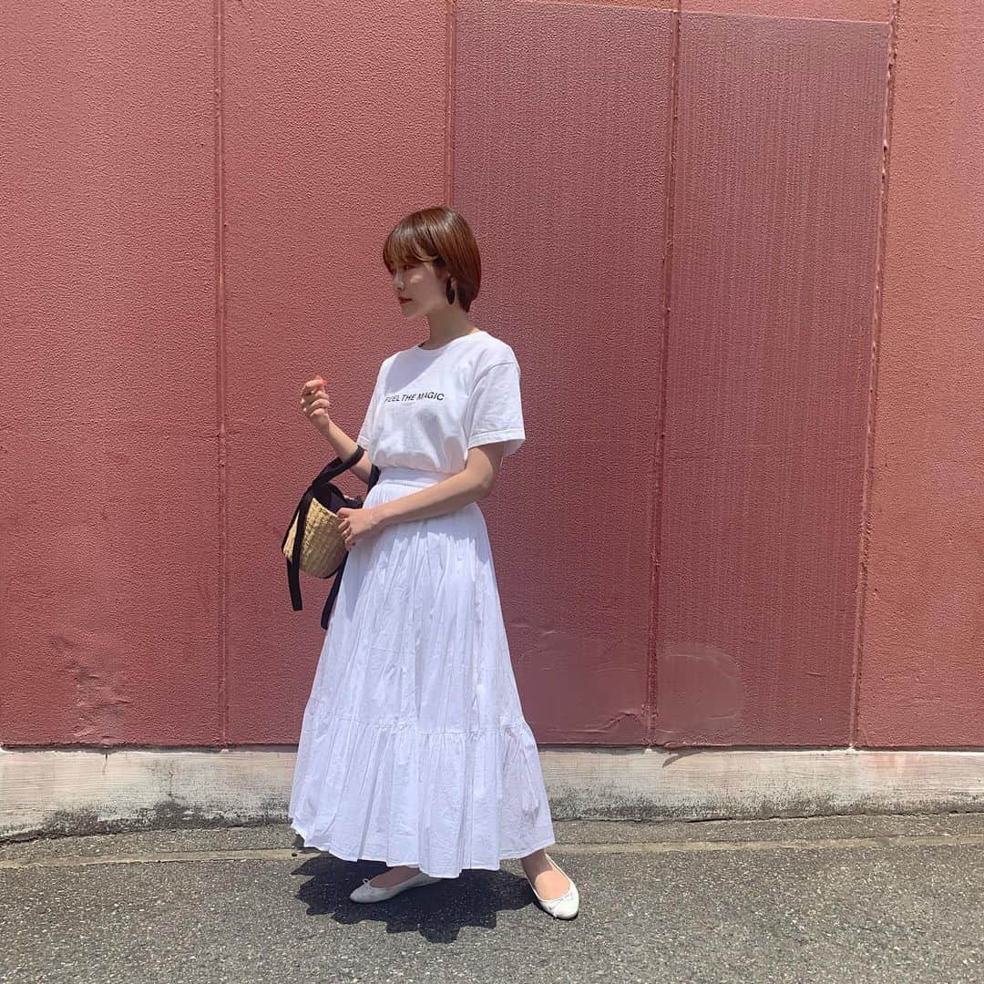 穴井千尋さんのインスタグラム写真 - (穴井千尋Instagram)「. こないだの私服🕊 スカートについての質問が多かったので タグ付けしてるよ🏷💗 . #私服 #ホワイトコーデ #coordinate #whitecode #skirt #unitedarrows #fashion #girl」6月16日 20時38分 - chihiro_anai_official