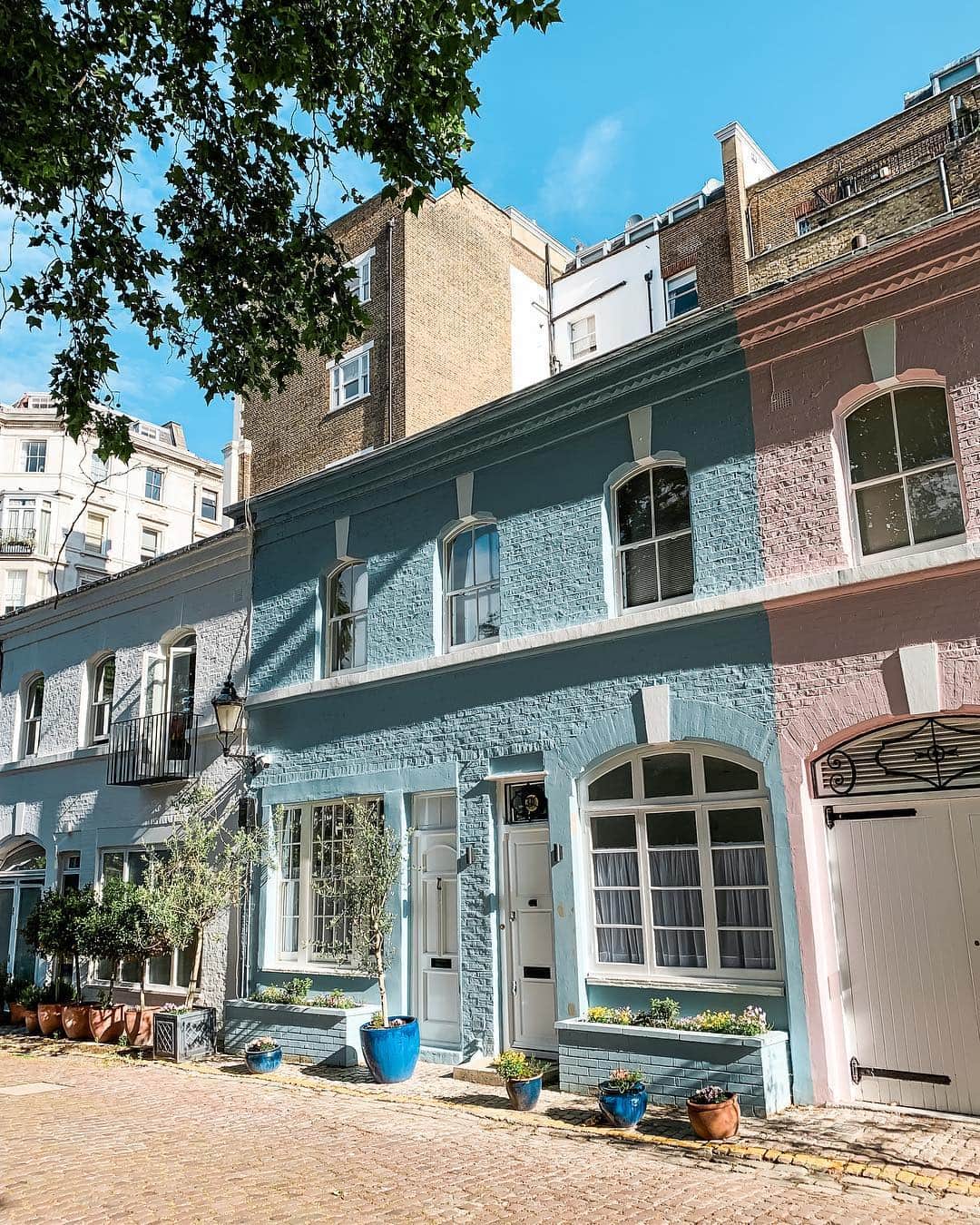 @LONDON | TAG #THISISLONDONさんのインスタグラム写真 - (@LONDON | TAG #THISISLONDONInstagram)「#London... the gift that keeps on giving! @MrLondon here, out and about yesterday. Found these cute little pink & blue #Mews houses in #Knightsbridge whilst out for a cycle. How gorgeous? 💗☺️💙 // #thisislondon #londonmews #londonlife 🚲」6月16日 20時38分 - london
