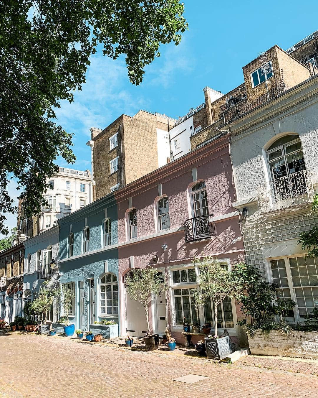 @LONDON | TAG #THISISLONDONさんのインスタグラム写真 - (@LONDON | TAG #THISISLONDONInstagram)「#London... the gift that keeps on giving! @MrLondon here, out and about yesterday. Found these cute little pink & blue #Mews houses in #Knightsbridge whilst out for a cycle. How gorgeous? 💗☺️💙 // #thisislondon #londonmews #londonlife 🚲」6月16日 20時38分 - london