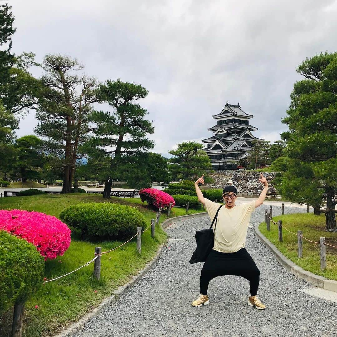 けんじるさんのインスタグラム写真 - (けんじるInstagram)「本日！営業終わりアホマイルド坂本さんと一緒に長野県の松本城を見に行きました〜！ 帰りに松本名物！山賊焼、蕎麦をご馳走になりました〜！ でぇ〜〜す！  #けんじる #食い込MEN #芸人 #吉本 #お笑い #ギャグ #ウチのガヤがすみません #アホマイルド坂本 #松本市 #松本城 #山賊焼」6月16日 20時31分 - kenjiru0318