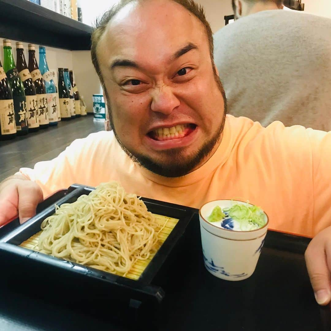 けんじるさんのインスタグラム写真 - (けんじるInstagram)「本日！営業終わりアホマイルド坂本さんと一緒に長野県の松本城を見に行きました〜！ 帰りに松本名物！山賊焼、蕎麦をご馳走になりました〜！ でぇ〜〜す！  #けんじる #食い込MEN #芸人 #吉本 #お笑い #ギャグ #ウチのガヤがすみません #アホマイルド坂本 #松本市 #松本城 #山賊焼」6月16日 20時31分 - kenjiru0318