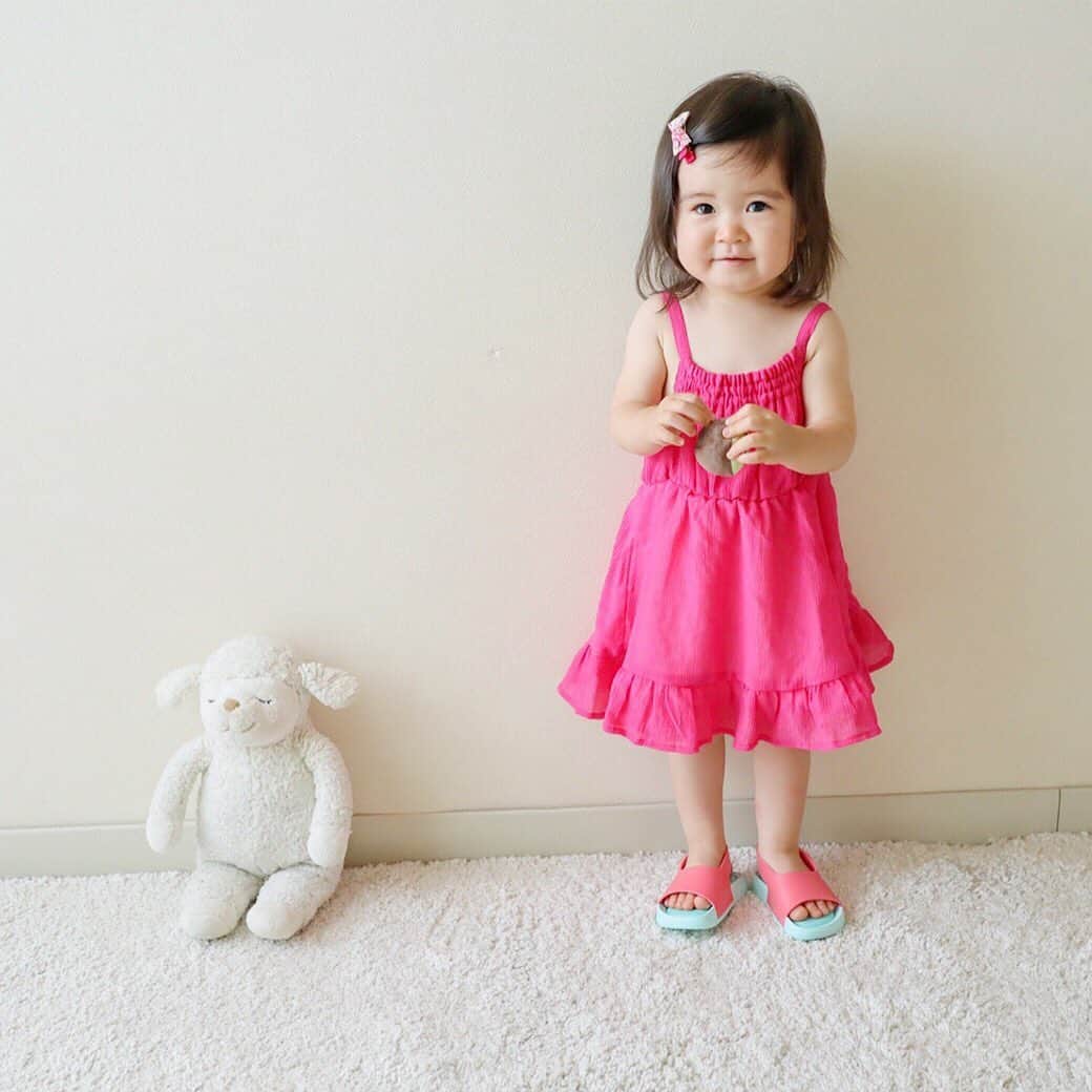 かわいいベビー服・子供服Babychuさんのインスタグラム写真 - (かわいいベビー服・子供服BabychuInstagram)「【再入荷📣後姿まで可愛い🎵夏ワンピース】 . 目を引くあざやかカラーがCUTEなワンピース👗✨ 再入荷おまたせしました～😍🎉 . ▼バッククロス♪サンドレス color：ピンク/グリーン size：80/90/100/110 . バッククロスの華奢な肩ひもがかわいい😉💕 ふんわり広がるシルエットが乙女ゴコロをわしづかみ❤ . 再入荷待ち多数につき争奪戦👊🔥 べびちゅHPのおすすめ「ワンピース」からチェックしてね✔ . . #カルディア　#caldia #ワンピース　#夏ワンピ #べびちゅ #babychu #ig_kidsphoto #ig_babyphoto #かわいい #子供服 #ベビー服 #親バカ部 #女の子 #男の子 #娘 #息子 #赤ちゃん #ベビーコーデ #キッズコーデ #ベビーファッション #キッズファッション #出産祝い #baby #babychujp」6月16日 20時32分 - babychu2014