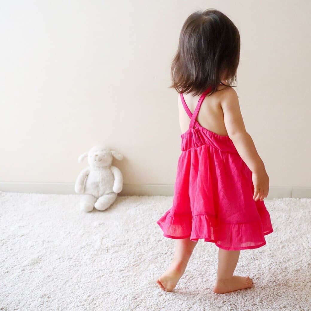 かわいいベビー服・子供服Babychuさんのインスタグラム写真 - (かわいいベビー服・子供服BabychuInstagram)「【再入荷📣後姿まで可愛い🎵夏ワンピース】 . 目を引くあざやかカラーがCUTEなワンピース👗✨ 再入荷おまたせしました～😍🎉 . ▼バッククロス♪サンドレス color：ピンク/グリーン size：80/90/100/110 . バッククロスの華奢な肩ひもがかわいい😉💕 ふんわり広がるシルエットが乙女ゴコロをわしづかみ❤ . 再入荷待ち多数につき争奪戦👊🔥 べびちゅHPのおすすめ「ワンピース」からチェックしてね✔ . . #カルディア　#caldia #ワンピース　#夏ワンピ #べびちゅ #babychu #ig_kidsphoto #ig_babyphoto #かわいい #子供服 #ベビー服 #親バカ部 #女の子 #男の子 #娘 #息子 #赤ちゃん #ベビーコーデ #キッズコーデ #ベビーファッション #キッズファッション #出産祝い #baby #babychujp」6月16日 20時32分 - babychu2014