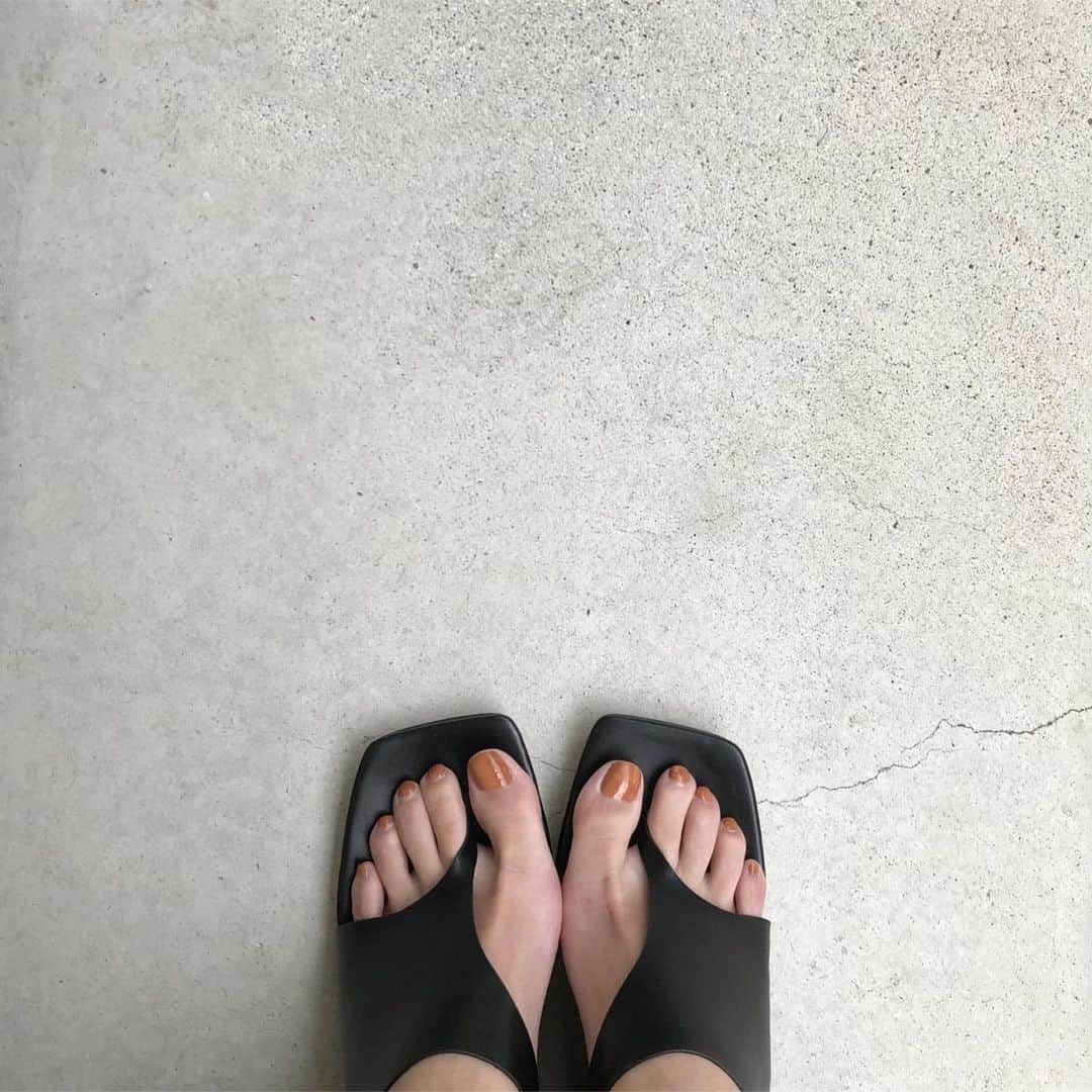のインスタグラム：「. . new sandals . 6cmヒールで歩きやすい✌︎ . . #sandals #足元倶楽部 #トングサンダル #サンダル #kuronekom4」