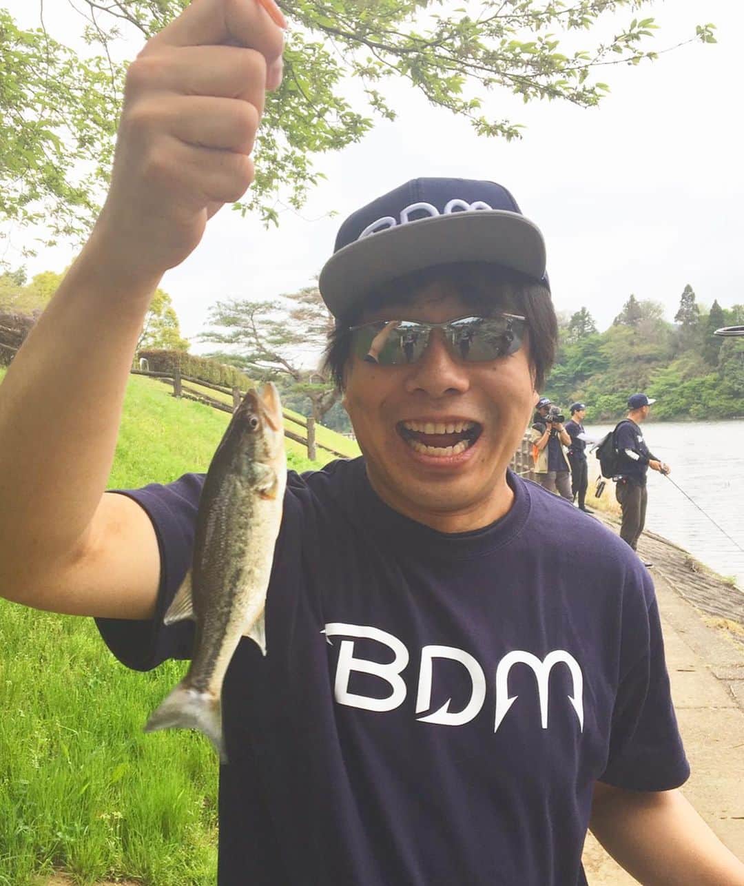 藤田裕樹さんのインスタグラム写真 - (藤田裕樹Instagram)「よしもとの釣り部 【BDM〜坊主・だけは・免れ隊〜】﻿ @bdm_yoshimoto_turibu というグループに入れてもらってます！ ﻿ ぼくは釣った魚を捌く料理人として入れてもらってるんですがたまに釣りにも参加させて頂いてます！ ﻿ ﻿ やってみると楽しさがわかる釣り。﻿ メンバーみんなで釣りをするイベントや、釣りの魅力を語るライブなんかも不定期で開催するからBDMインスタをぜひフォローしてチェックしておくれー！！ @bdm_yoshimoto_turibu ﻿ （毎日誰かが更新するよ） ﻿ いまの僕の夢はブラックバスを美味しく食べれるように料理することです！﻿ ﻿YouTube撮影もバンバンやってまして、近日公開予定！！たのしみ！！ #鹿映え ﻿ #鹿stagram  #よしもと釣り部  #BDM #bdm  #BボウズDだけはM免れ隊  #釣りが好きな人と繋がりたい  #ブラックバス  #ちっちゃ  #すぐさまリリース  #ブラックバス食べたい  #なかなか美味しいらしいよ  #揚げてタルタルつけたら食べれそう  #世界平和」6月16日 20時33分 - fujiboy0730