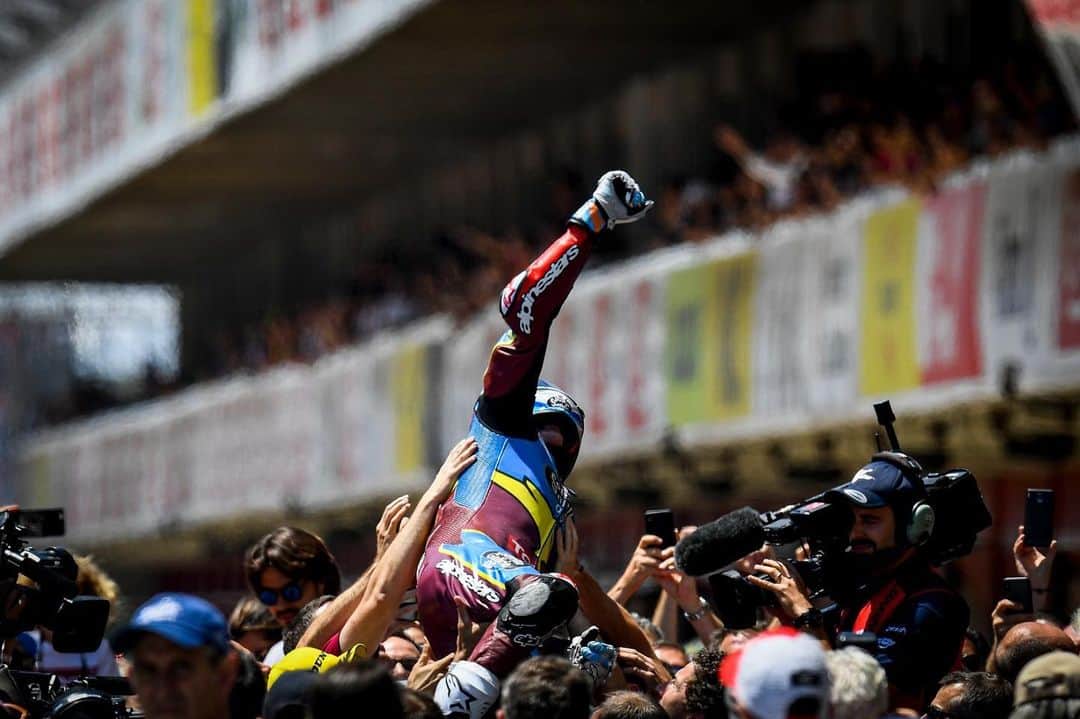 MotoGPさんのインスタグラム写真 - (MotoGPInstagram)「HAT-TRICK 🏆🏆🏆 // @alexmarquez73 takes his 3rd victory in a row at his home GP! 💪 #AM73 #CatalanGP #MotoGP70 #MotoGP #Motorcycle #Racing #Motorsport」6月16日 20時39分 - motogp